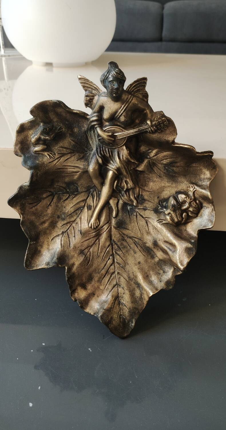 Vide poche Art Nouveau en régule, Femme à la mandoline sur feuille de vignes