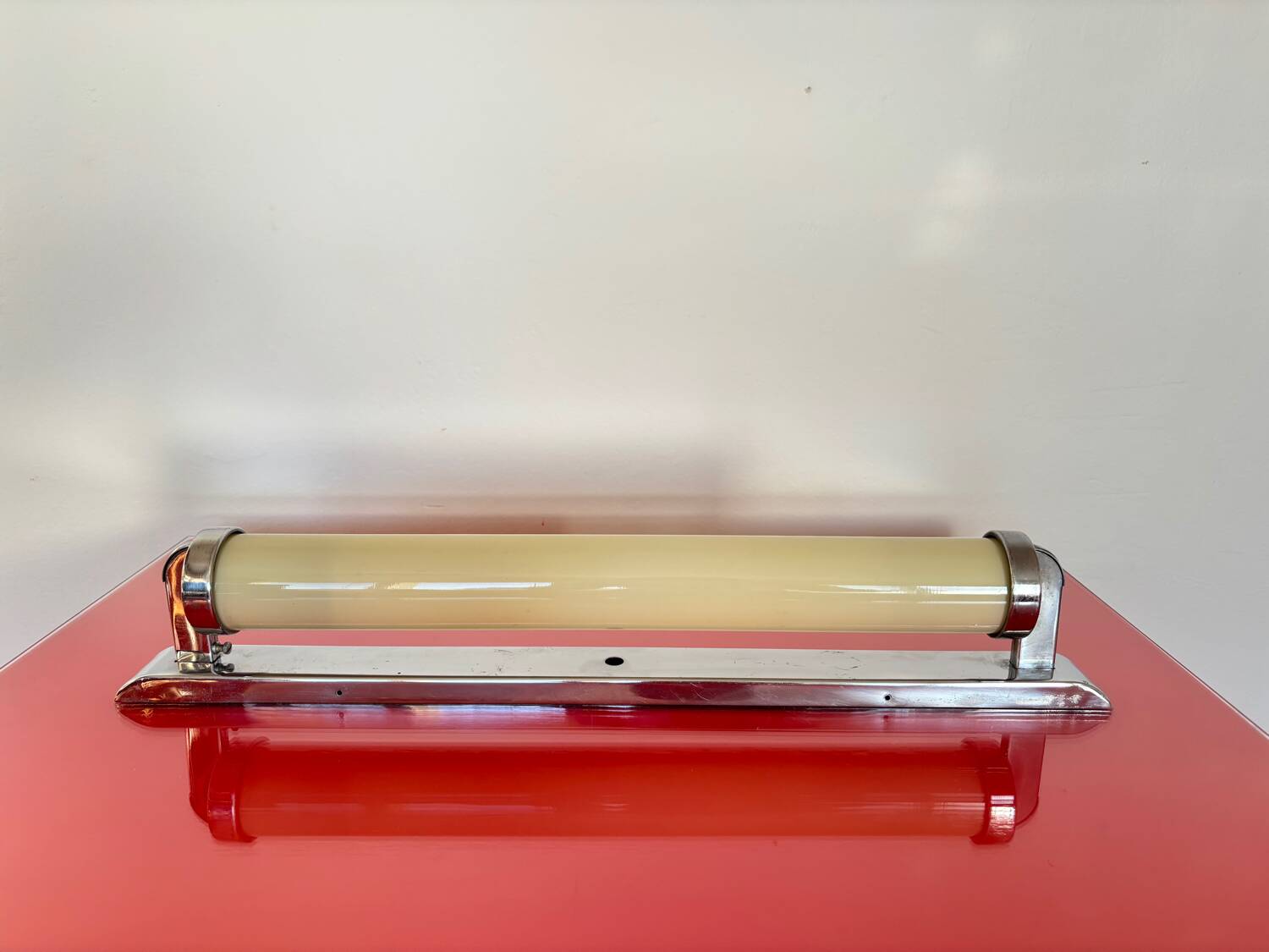 Applique fonctionnaliste, tube en verre 50 cm, par Napako, Tchécoslovaquie