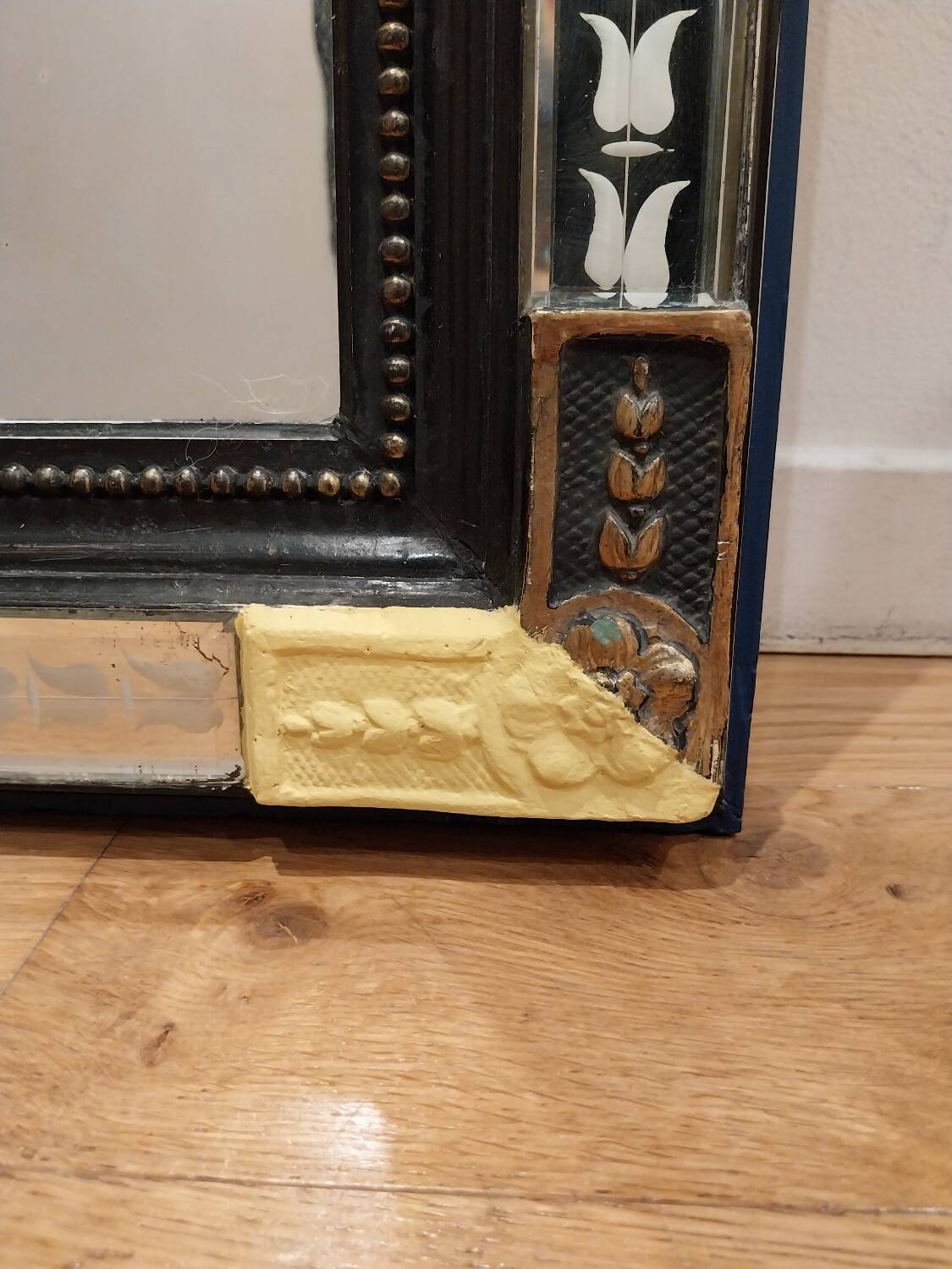 Mirror with glazing beads from the Napoleon III period