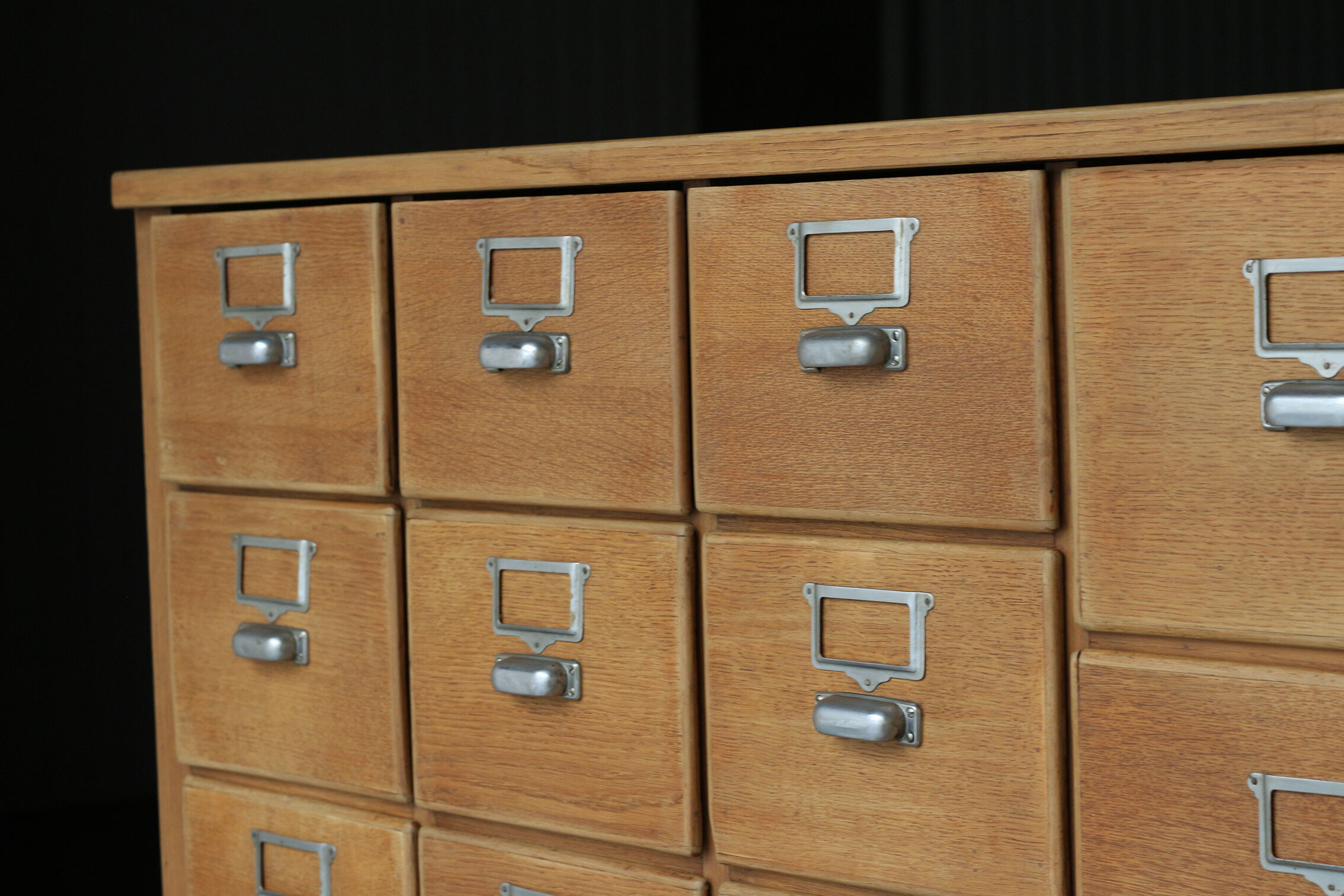Furniture of trade: dresser of apothecary.