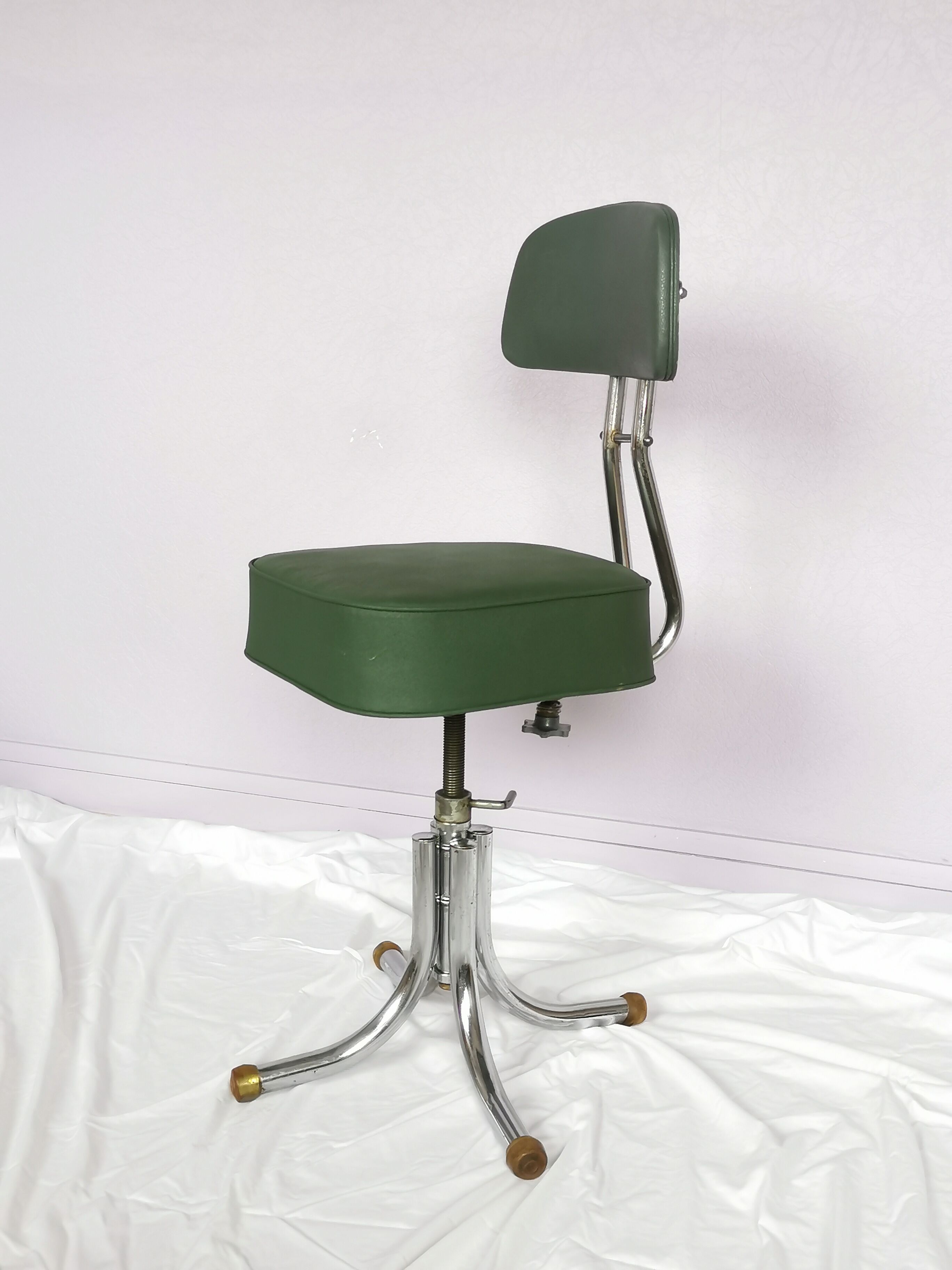 Chaise pivotante en skaï vert et acier chromé, Pullman, 1960