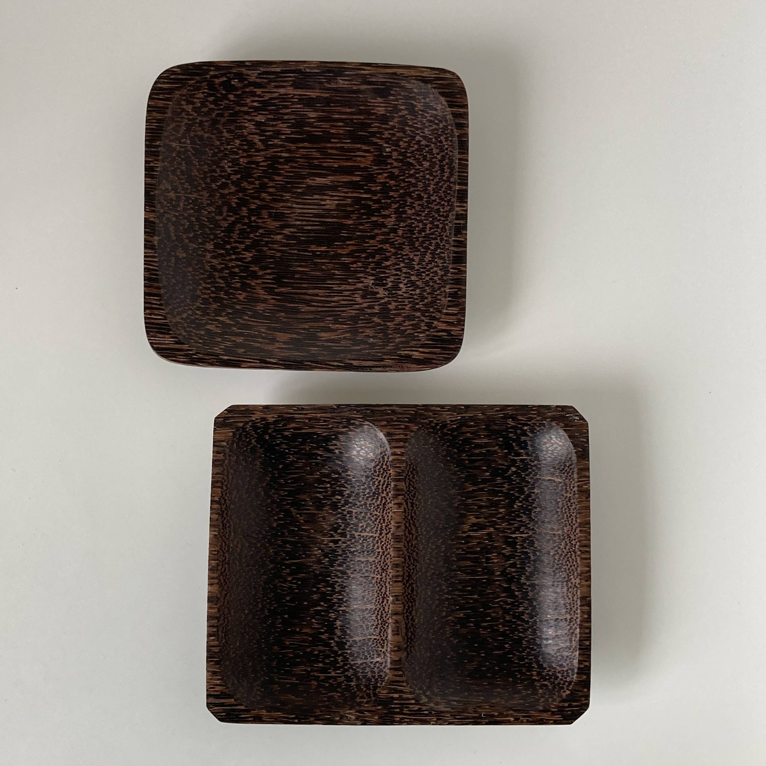 Set of two small trays or catchalls in Art Deco style made of palm wood.