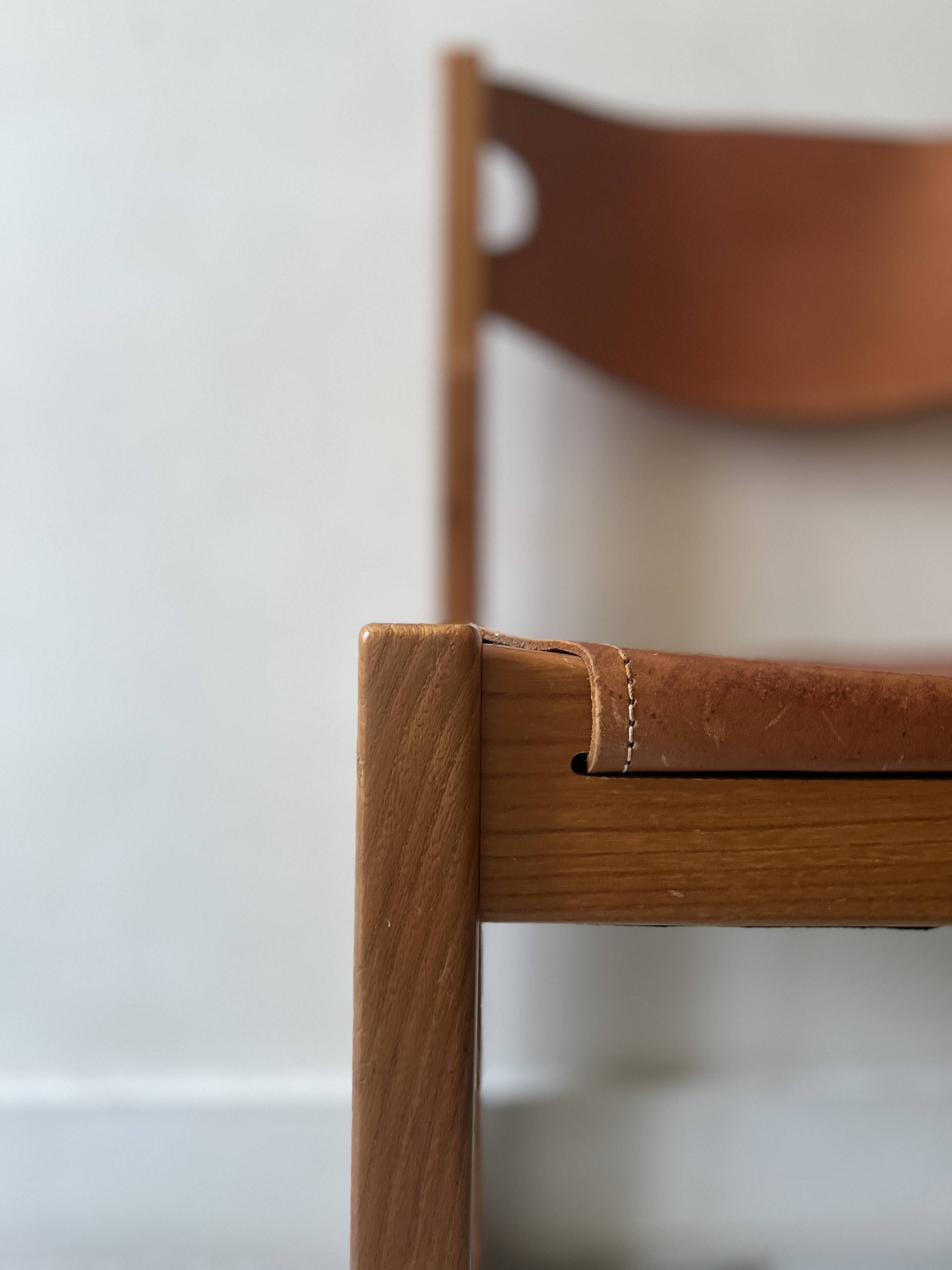 Chaise en bois d'orme et cuir camel Maison Regain, design France