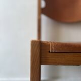 Chaise en bois d'orme et cuir camel Maison Regain, design France