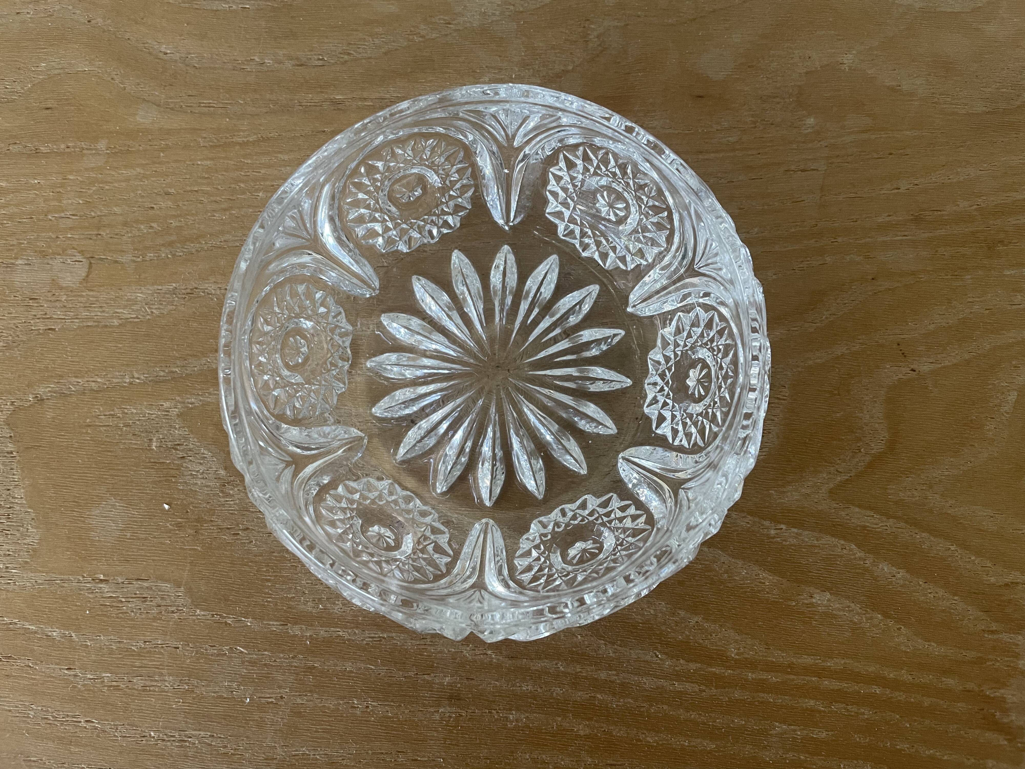 Apple-shaped sugar bowl in chiseled glass and gold metal