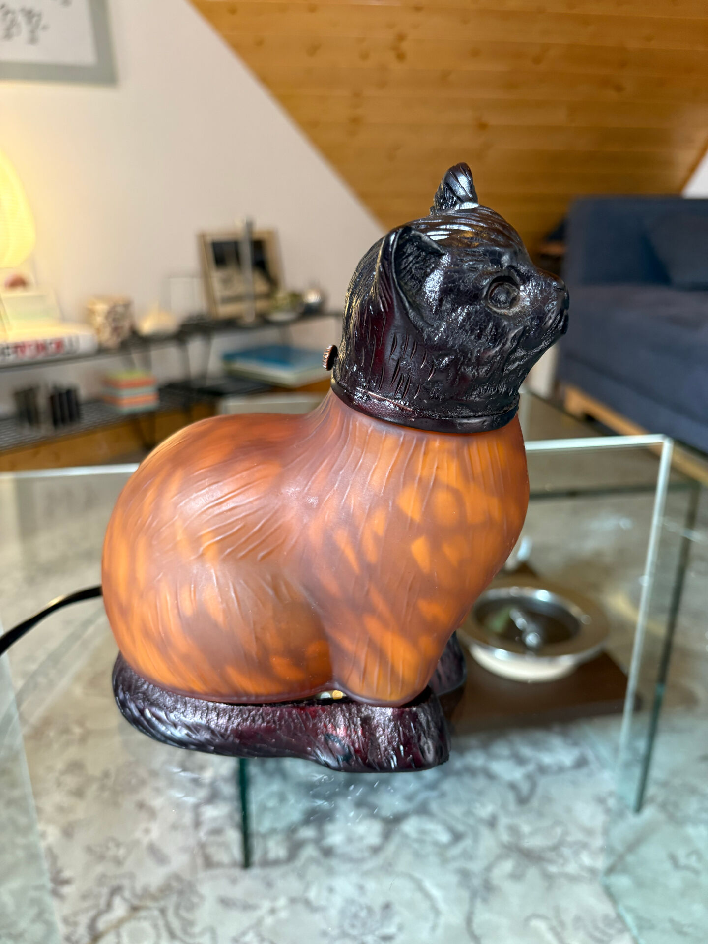 Art Deco cat lamp in glass paste, signed.