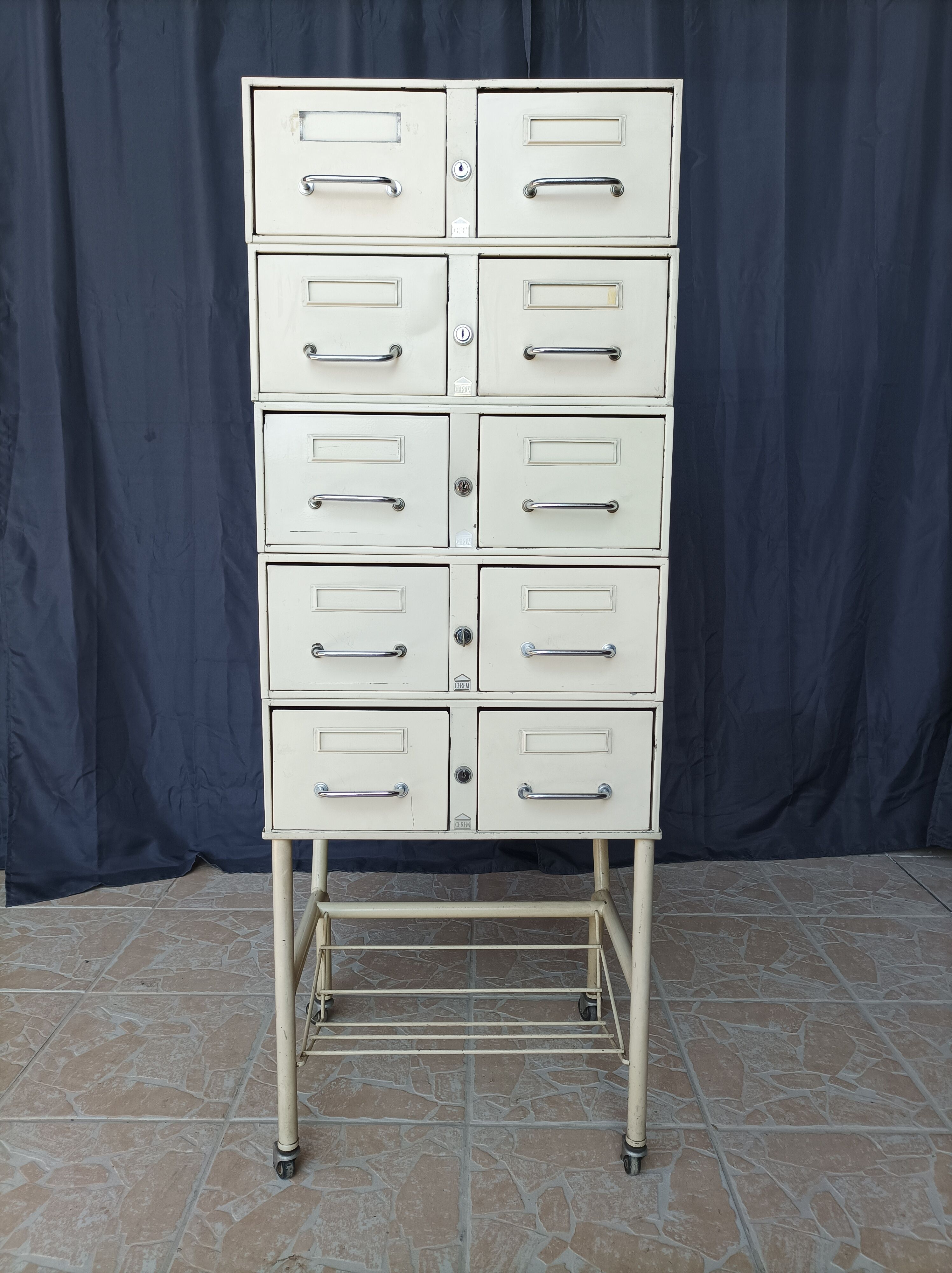 Cerem industrial locker service unit