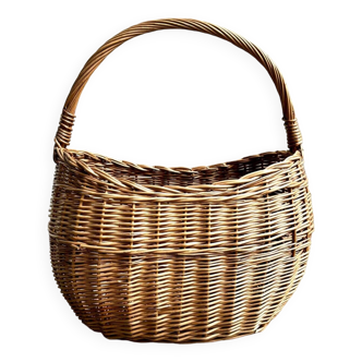 Woven wicker basket