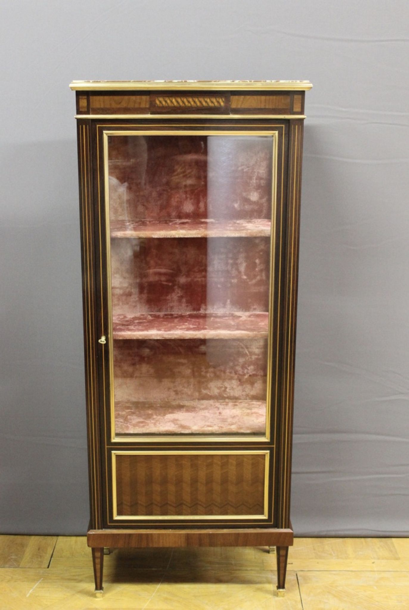 Vitrine de style Louis XVI en marquetrie