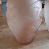 Paire de vases art déco en verre saumoné signé NS