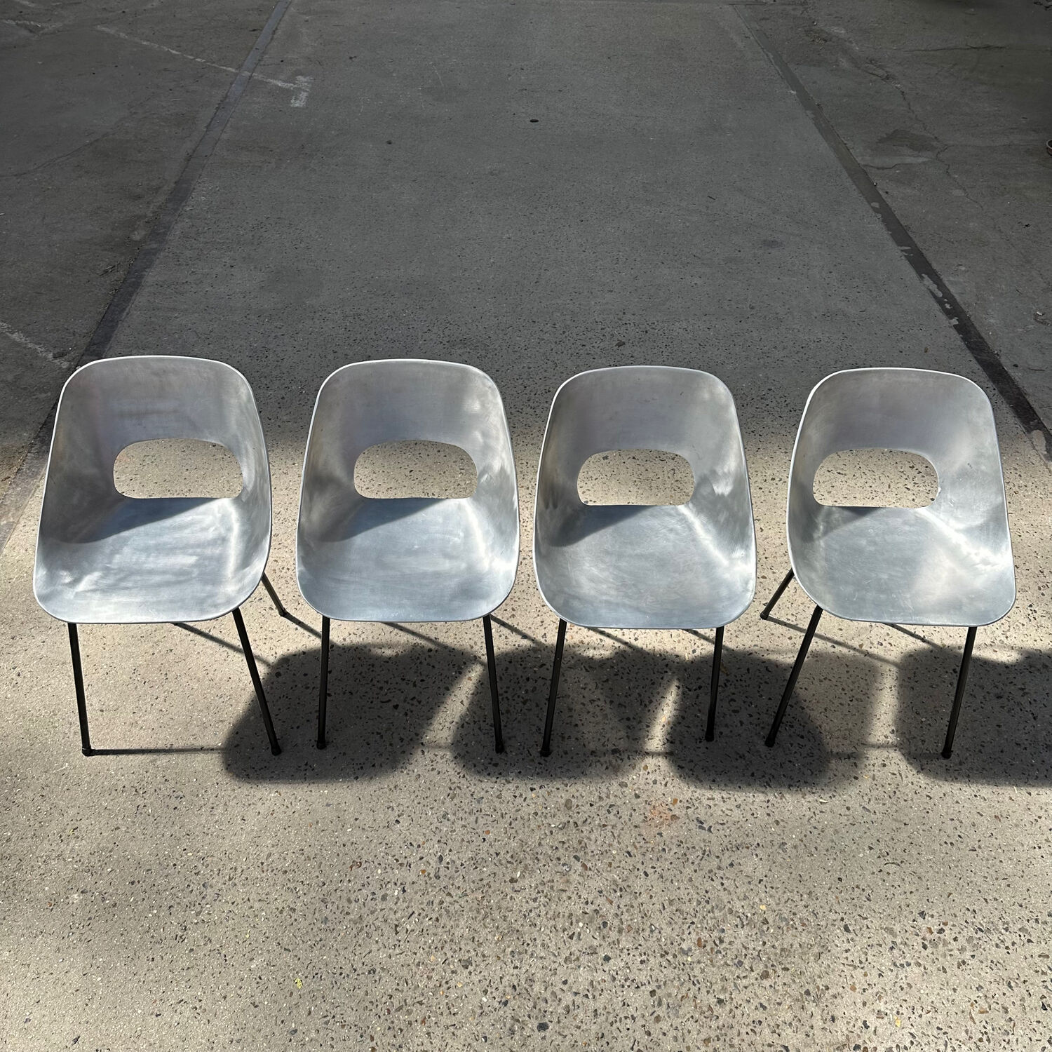 Suite de 4 chaises Tulipe par Pierre Guariche