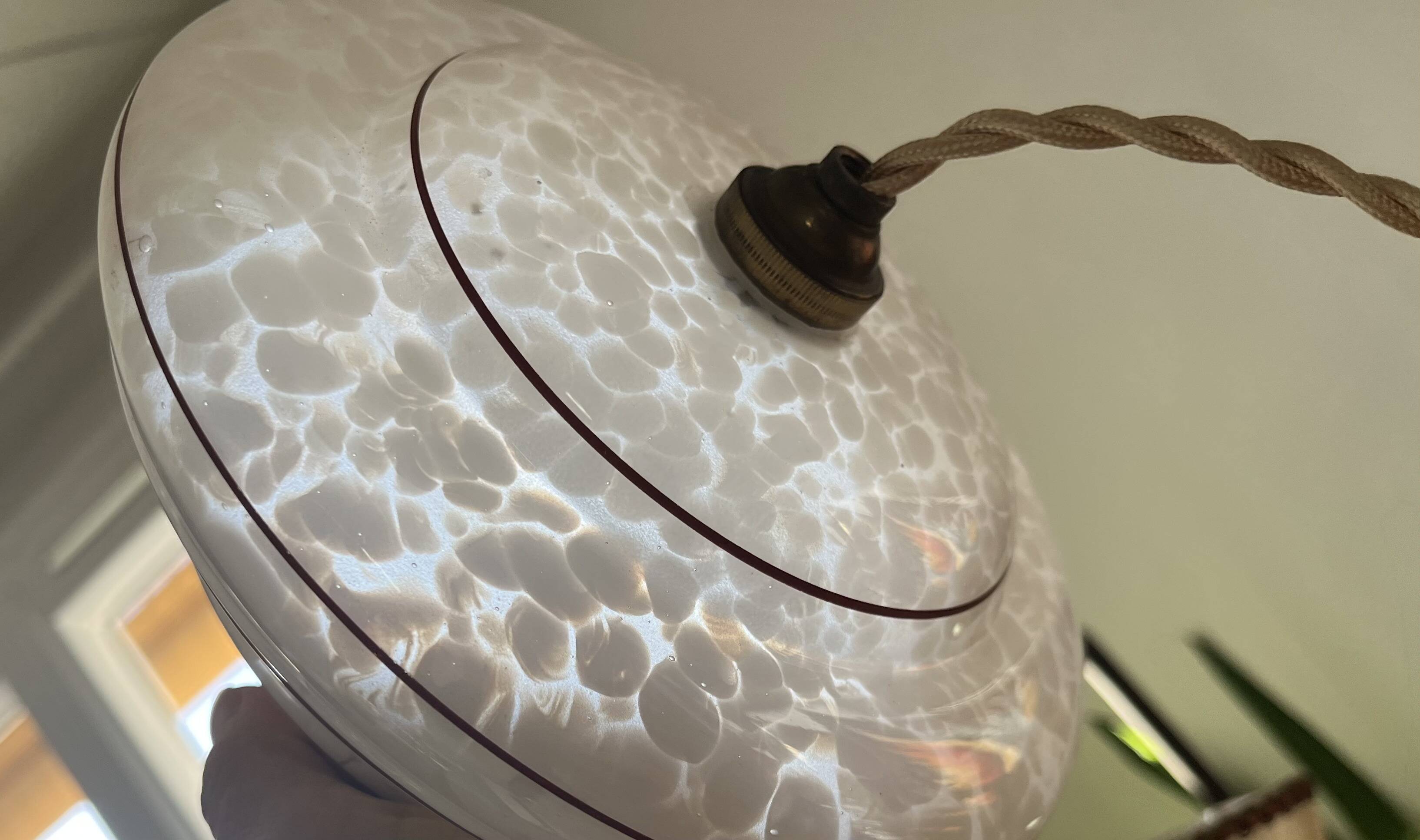 Petite suspension verre Clichy blanc liseré rouge