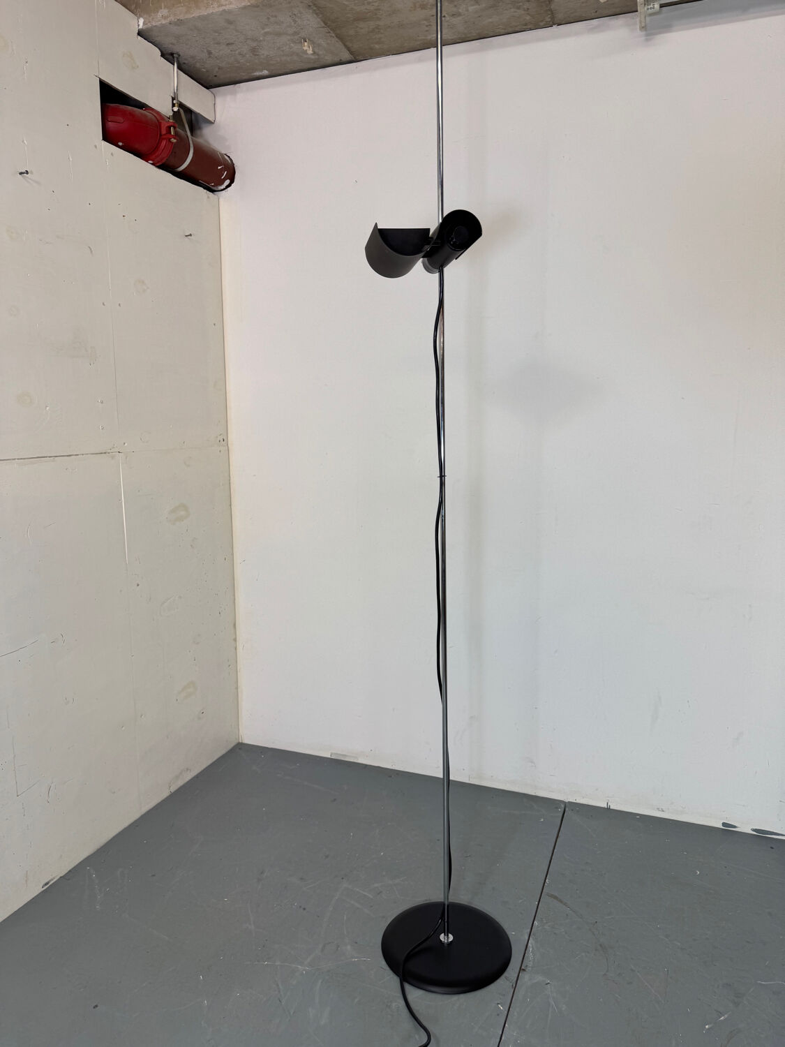 Italian Design Architonic Oluce DIM 333 floor lamp by Vico Magistretti