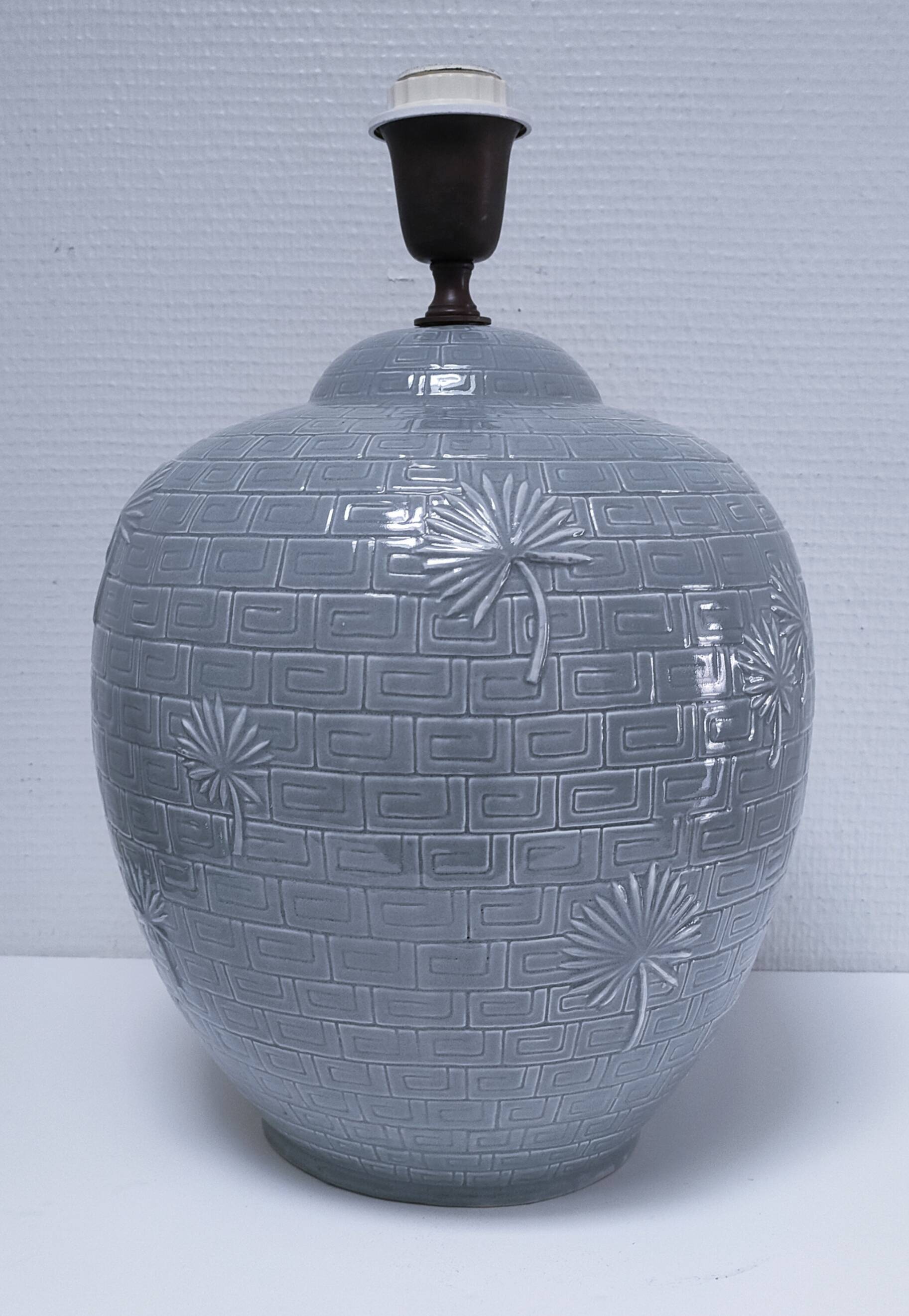 ceramic lamp in the shape of an XL pot, palm leaf decor, 80s