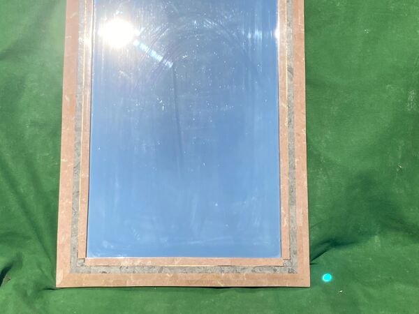 Miroir en pierre de corail rouge pavé par Maitland Smith dans les années 1970  75x110cm