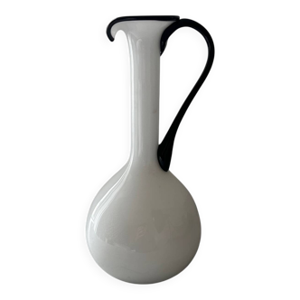 Single flower vase in white and black opaline