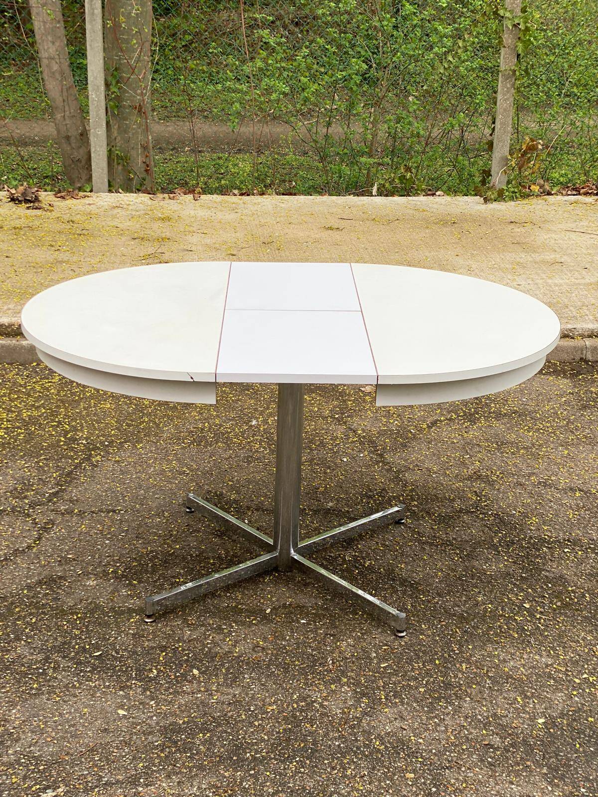 White dining table with a central tulip base, extendable to 100cm.
