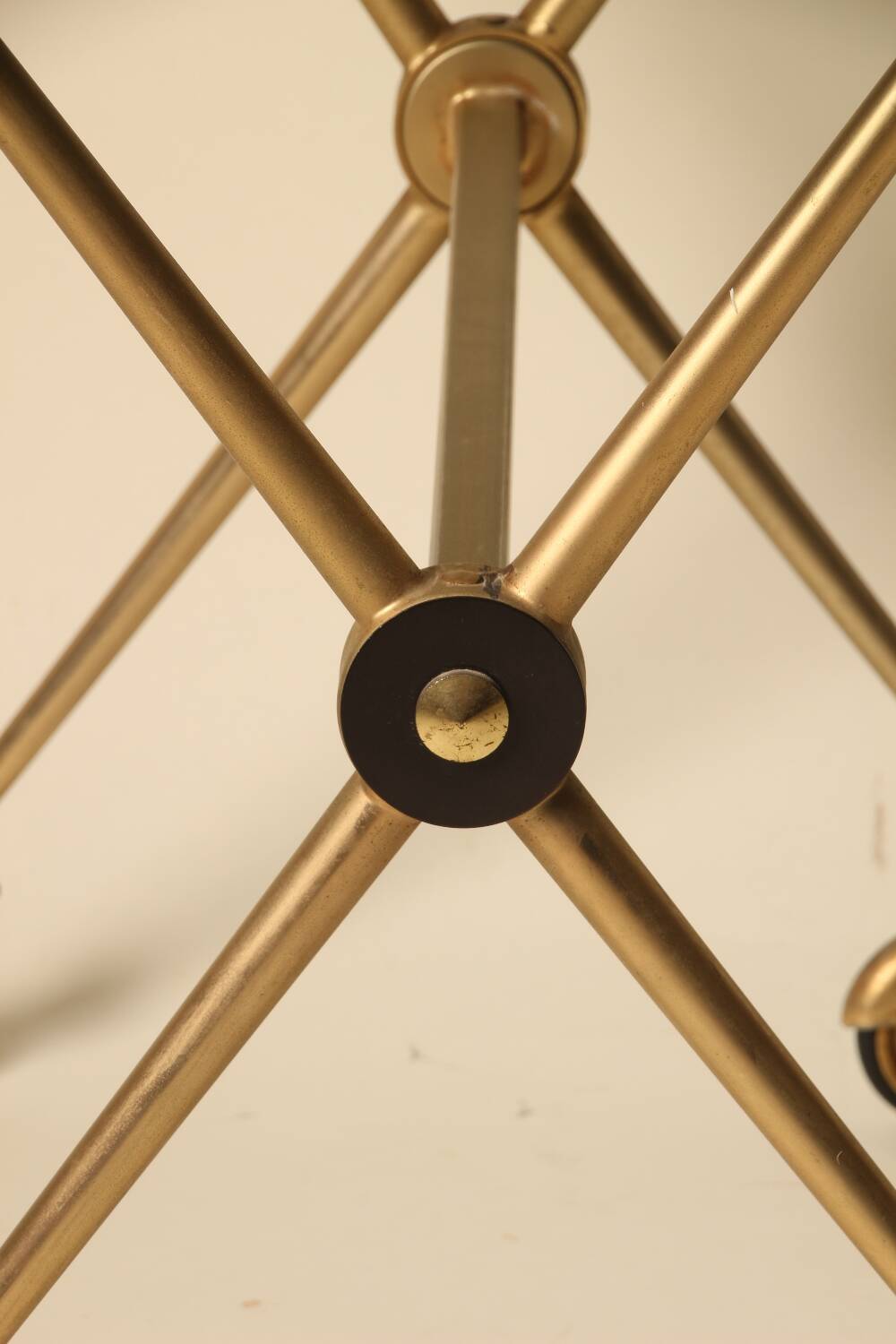 Table d’appoint en laiton et verre dans le style de Jacques Adnet