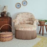 Fauteuil crapaud beige motifs floraux à franges
