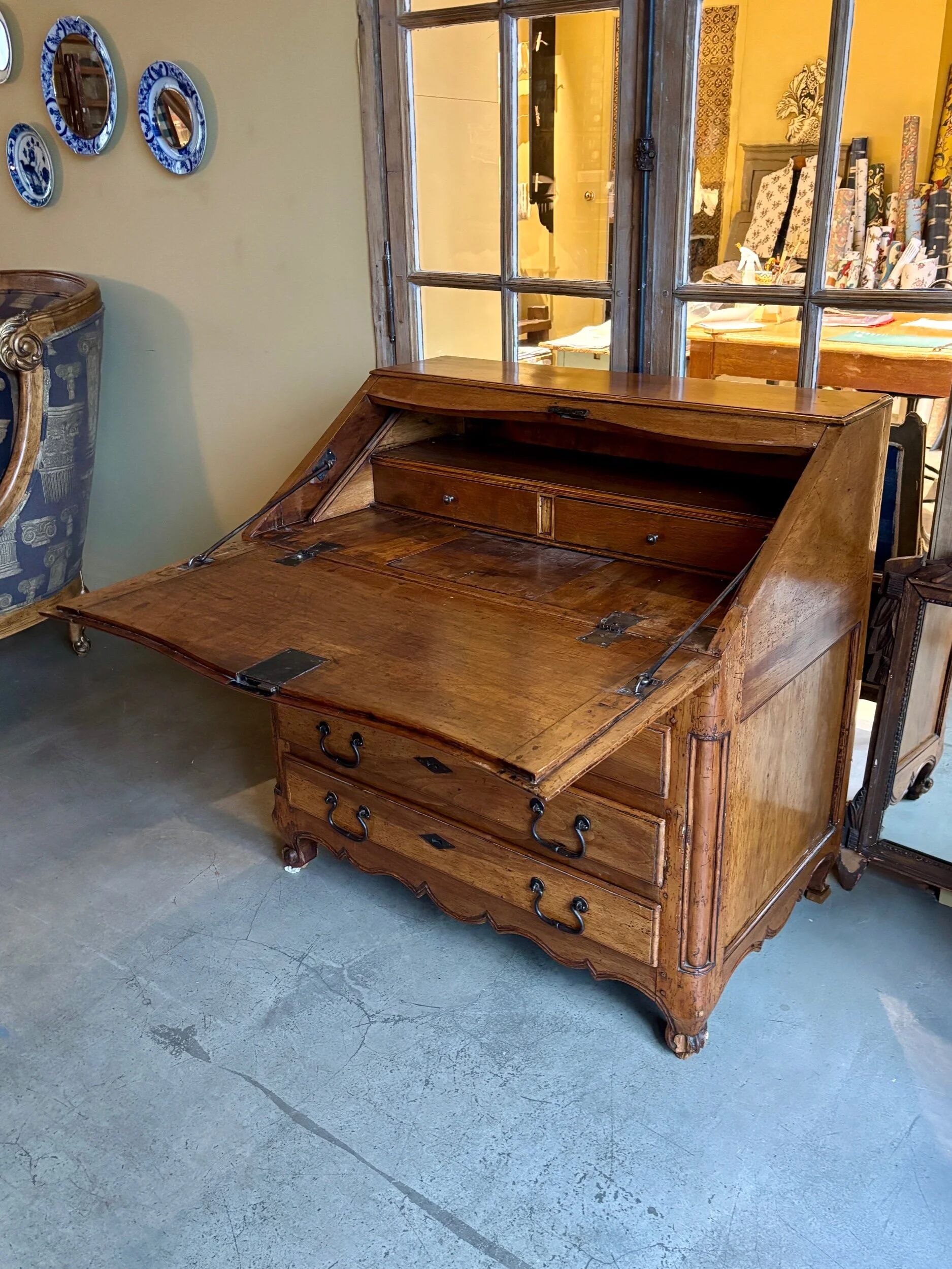 Secretary, sloped desk in walnut, 18th century ☐ 97.5 x 62 cm
