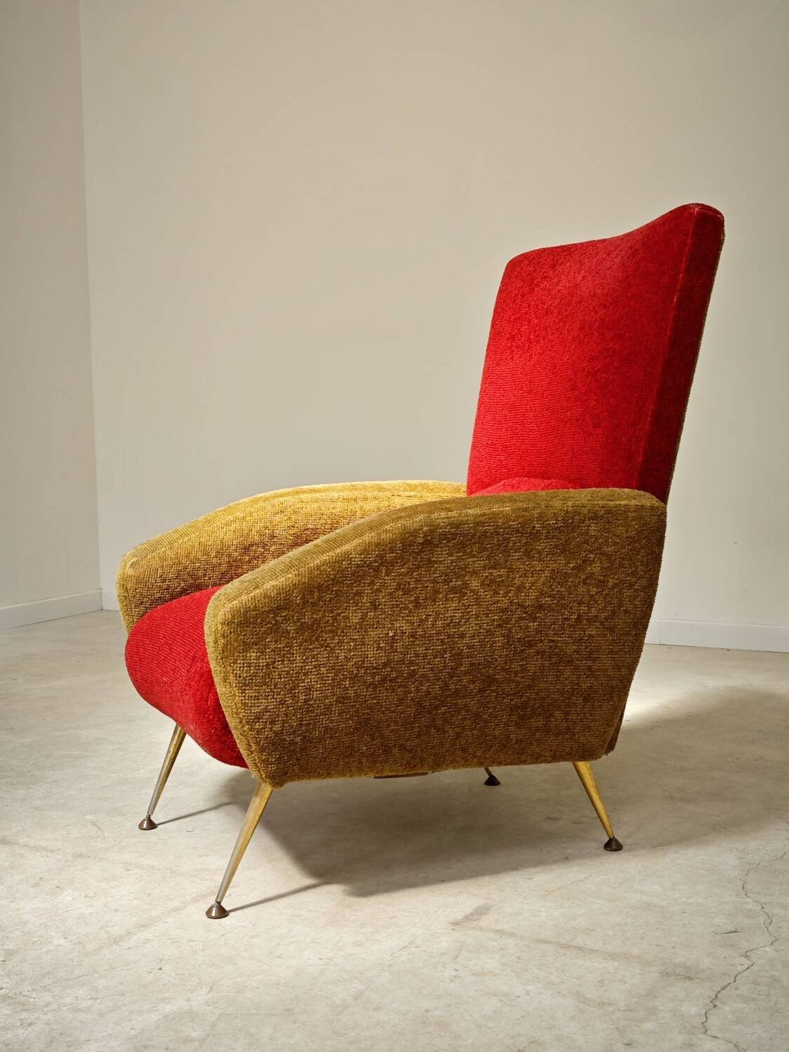 Fauteuil tissu rouge et jaune moutarde style bouclette 1970