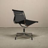 Eames Aluminum Group EA106 Dining Chairs in Black Netweave Mesh, Vitra