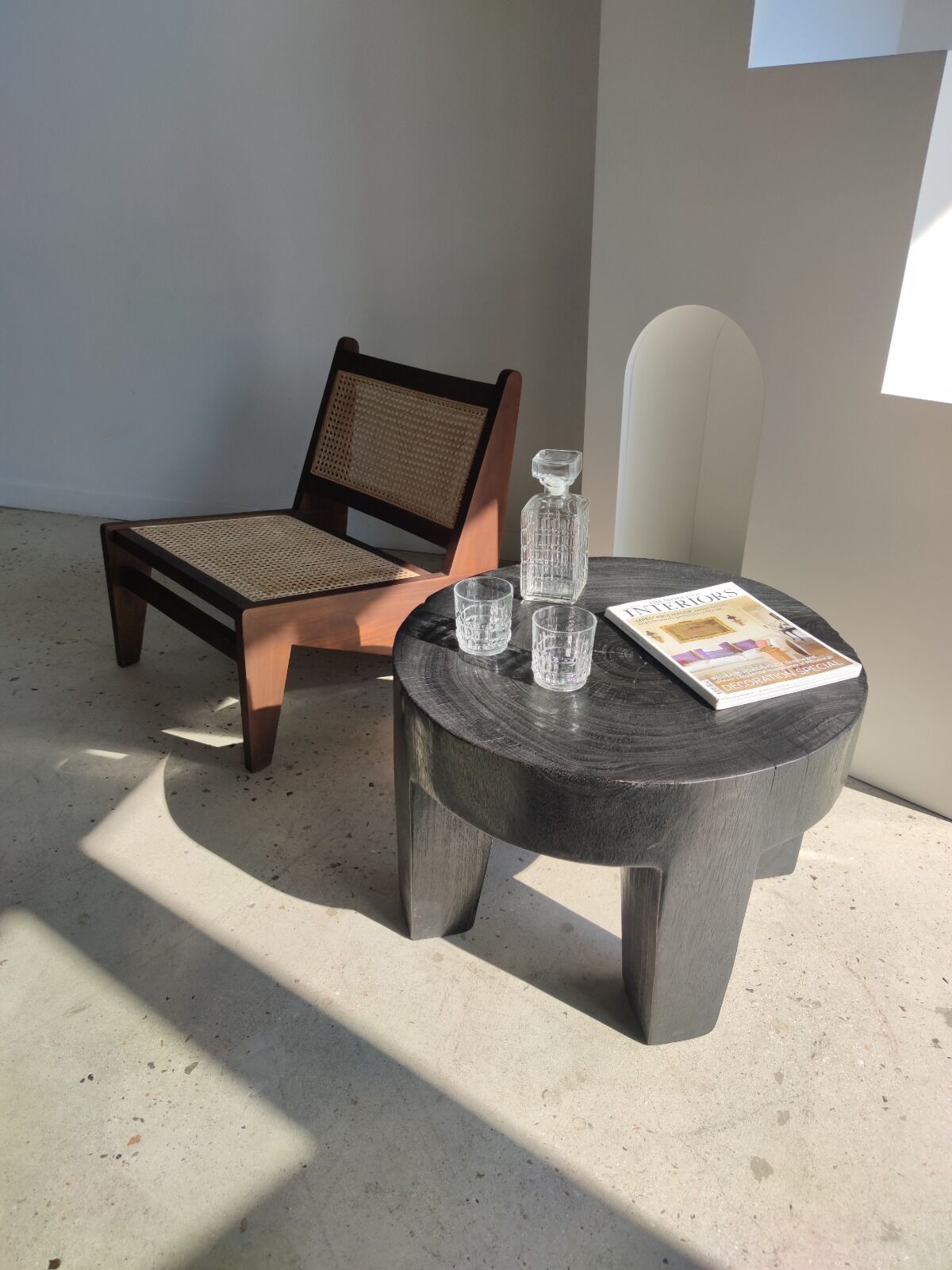 Quadripod coffee table in black monoxyl solid wood