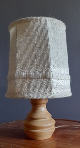 Lampe de chevet bois tourné et abat jour en laine & macramé écru, France, années 70