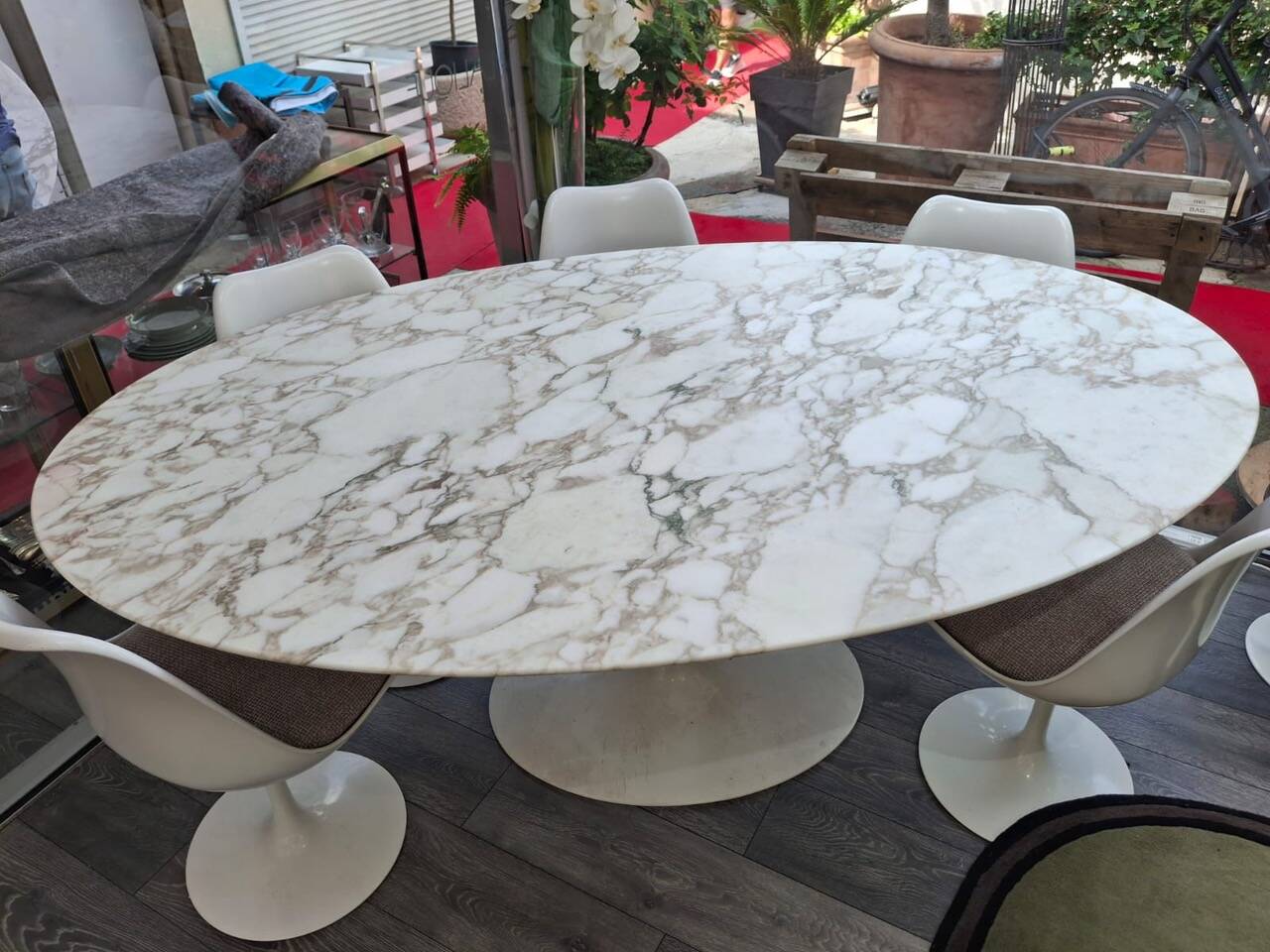 Knoll & eero saarinen, oval table "tulip", 198x121cm calacatta marble