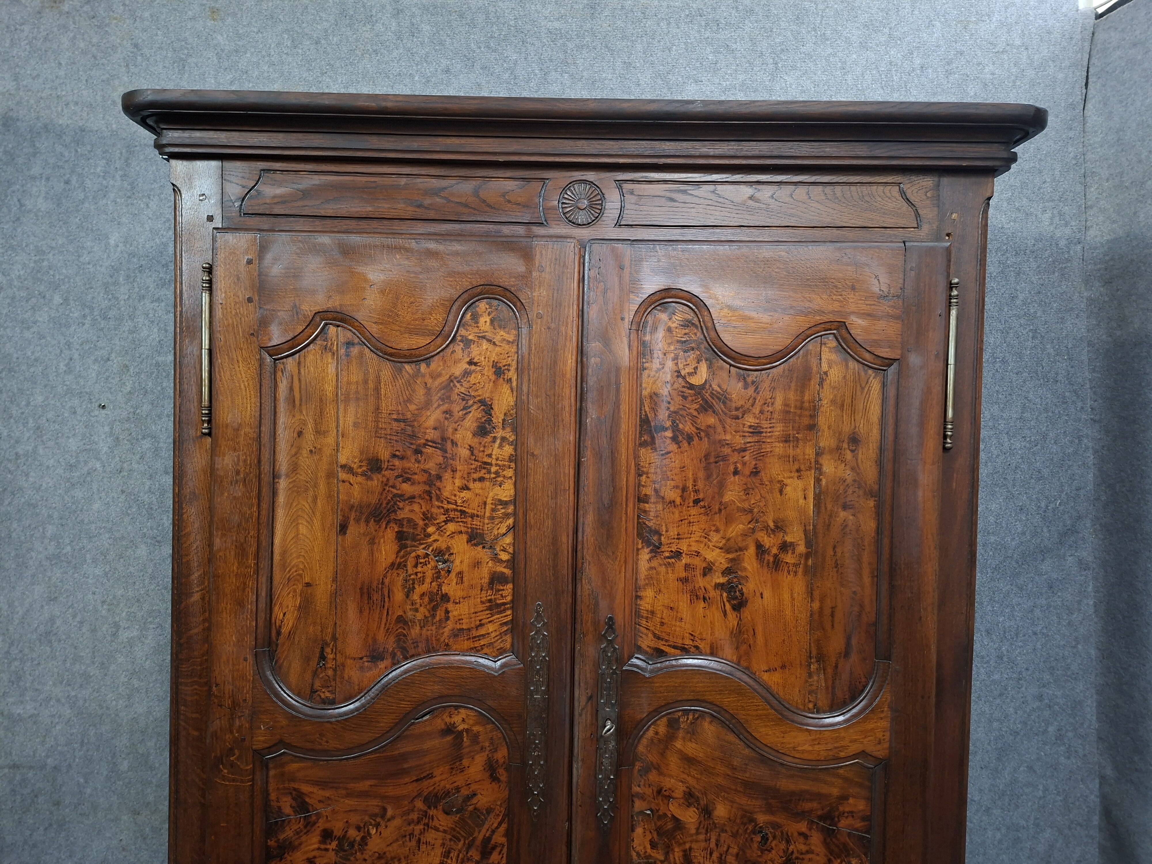 Bressanne wardrobe in walnut and solid oak, regional work from the 20th century.
