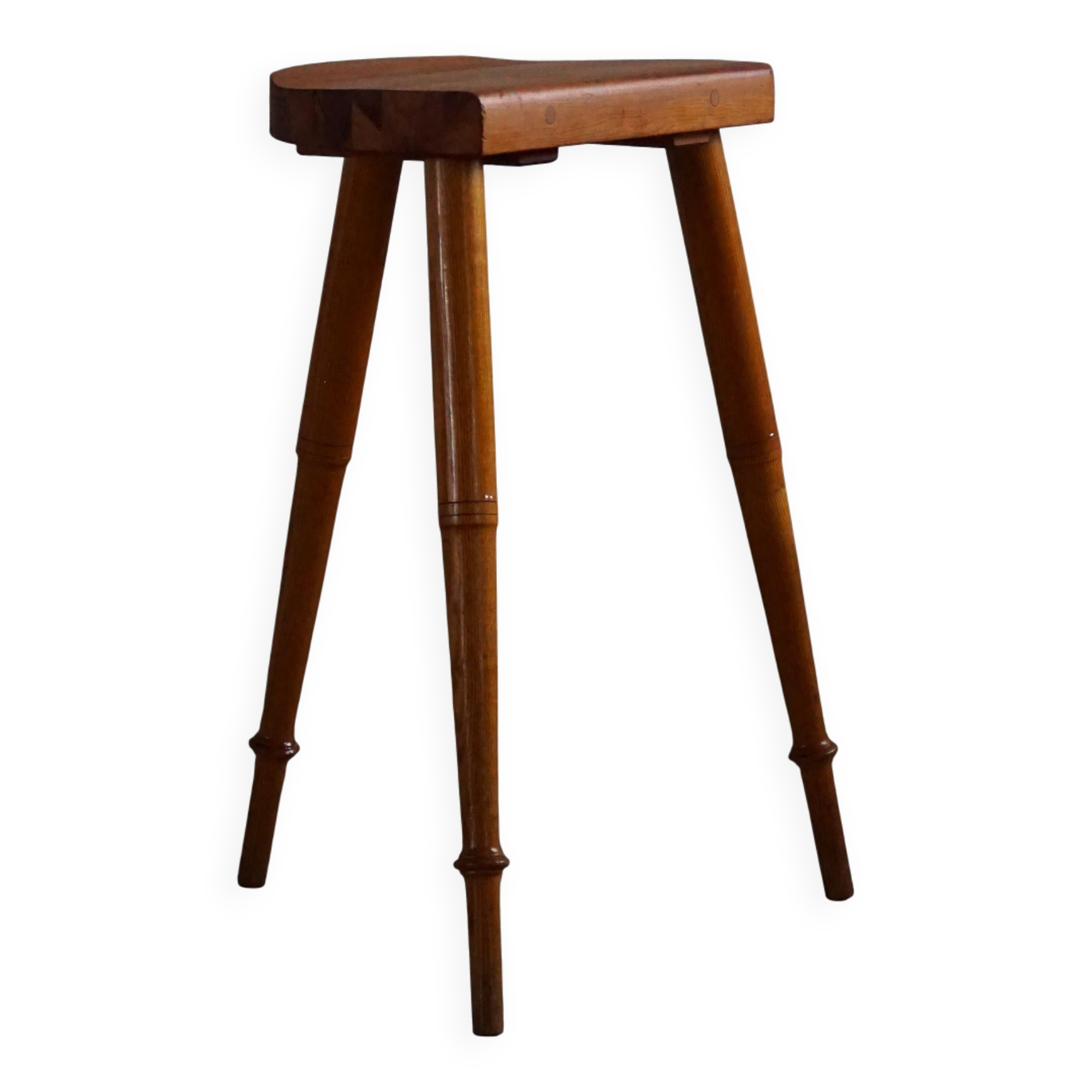 High tripod stool in solid pine, by a Danish cabinetmaker, mid-century, around 1960.