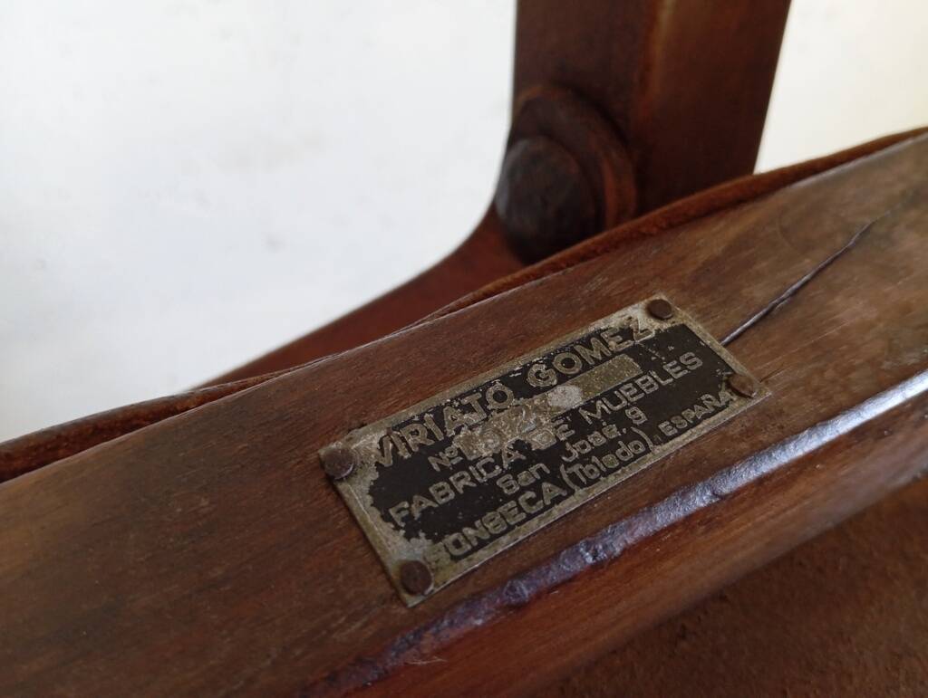 Set of 8 walnut and leather chairs from the 1950s