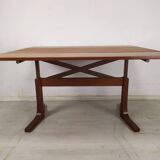 Scandinavian table with system