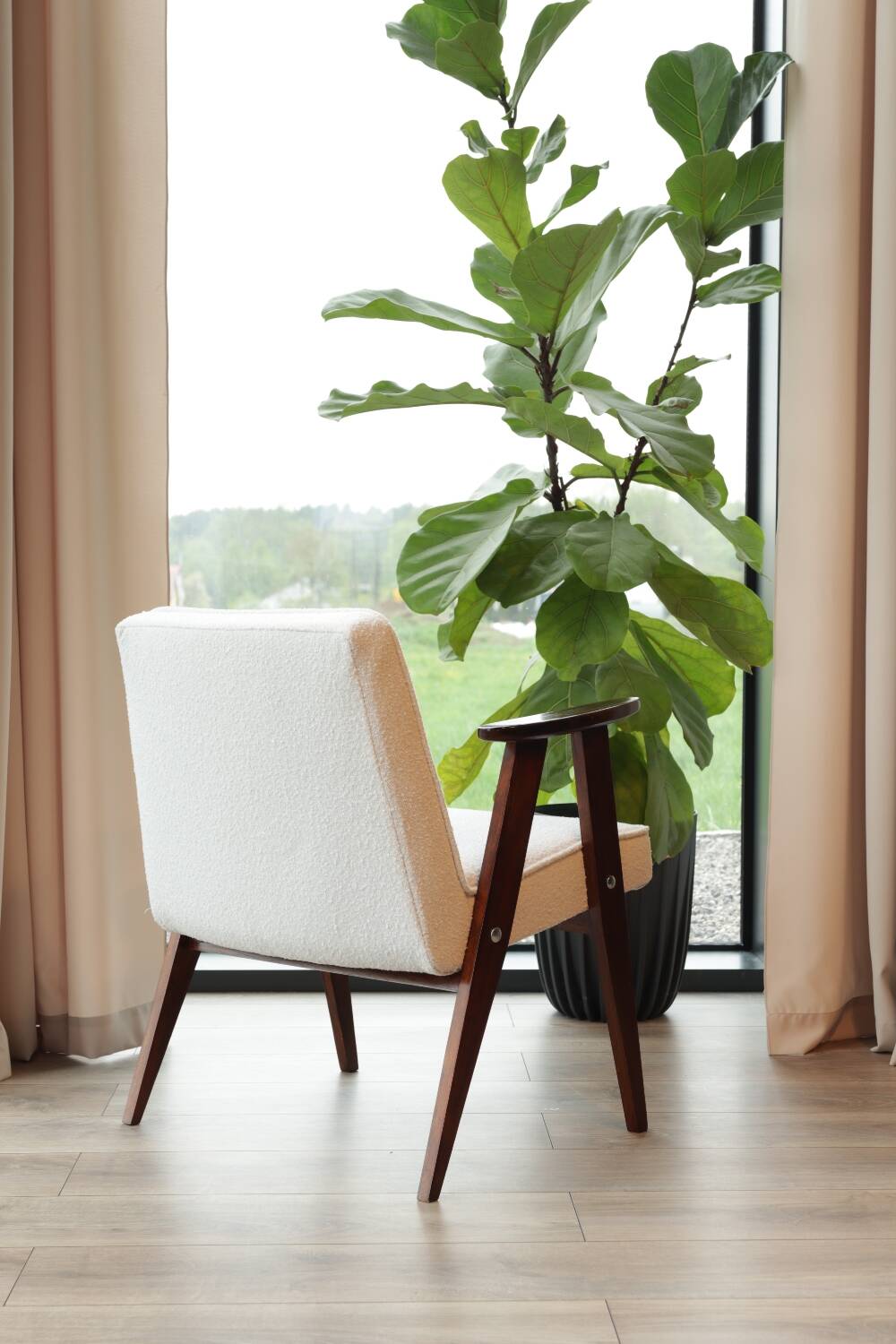 Fauteuil vintage bouclé blanc model 366 by Chierowski