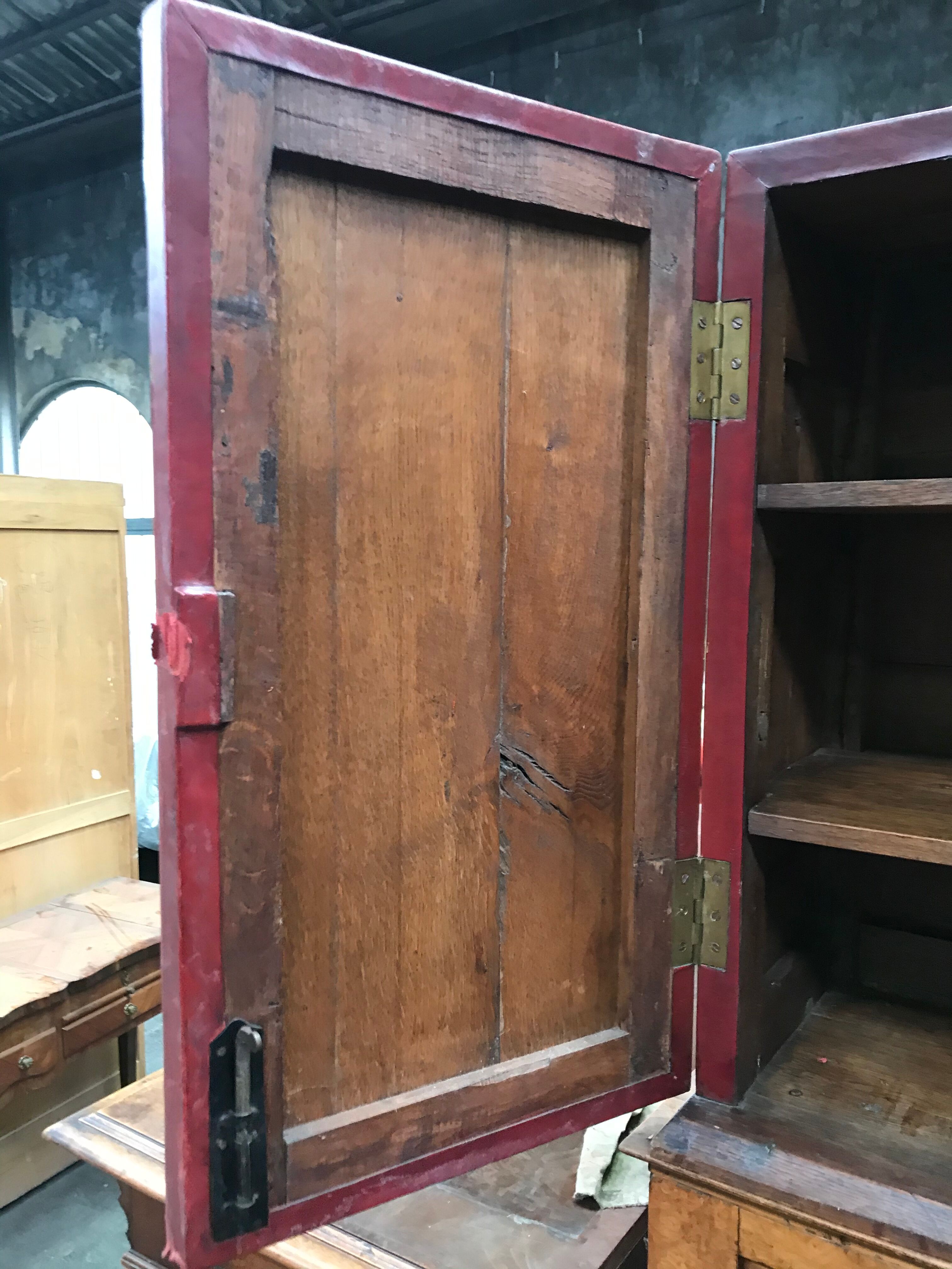 Coffre cloutés en cuir