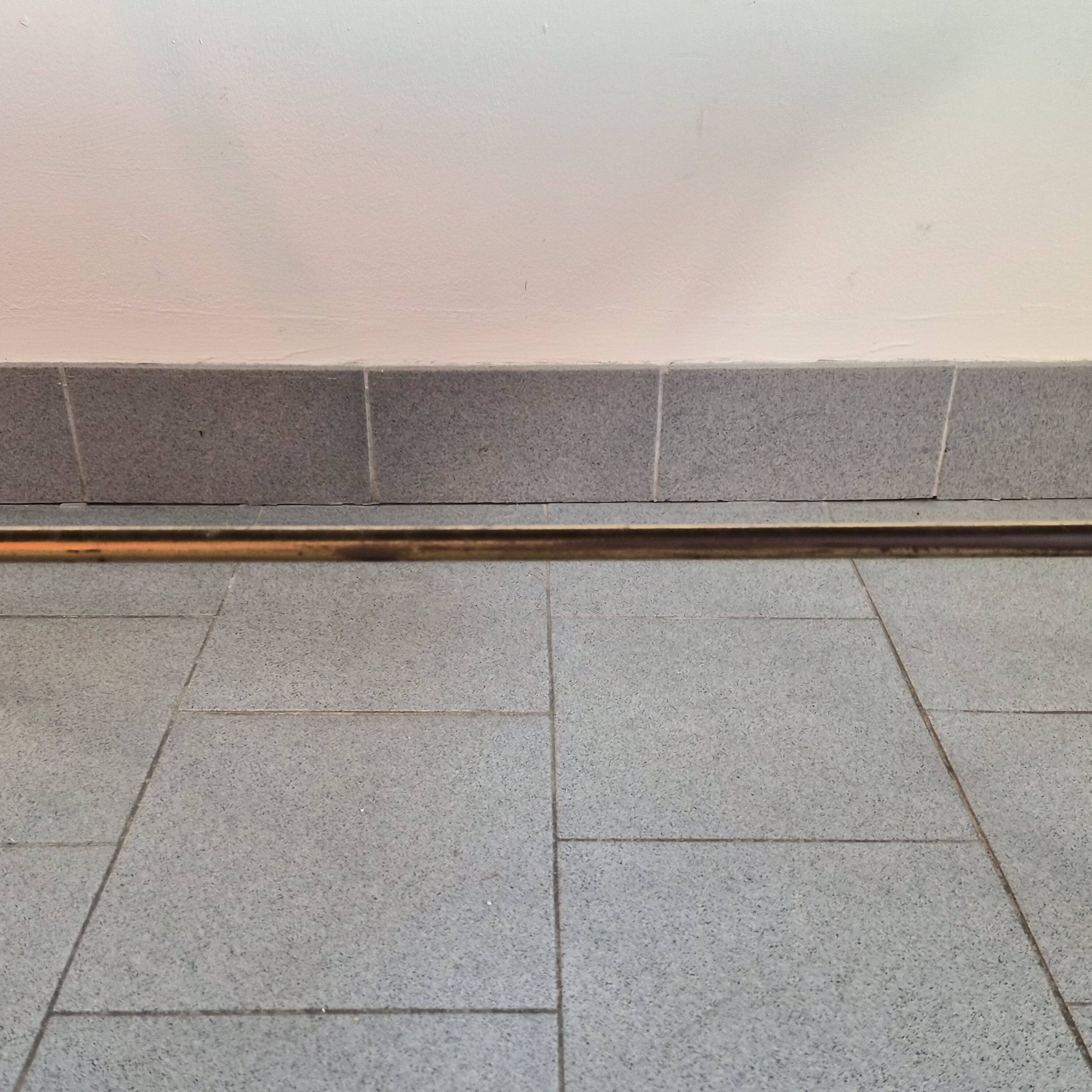 Vintage 1970 coffee table in bronze & glass with goat's foot legs 70s chic