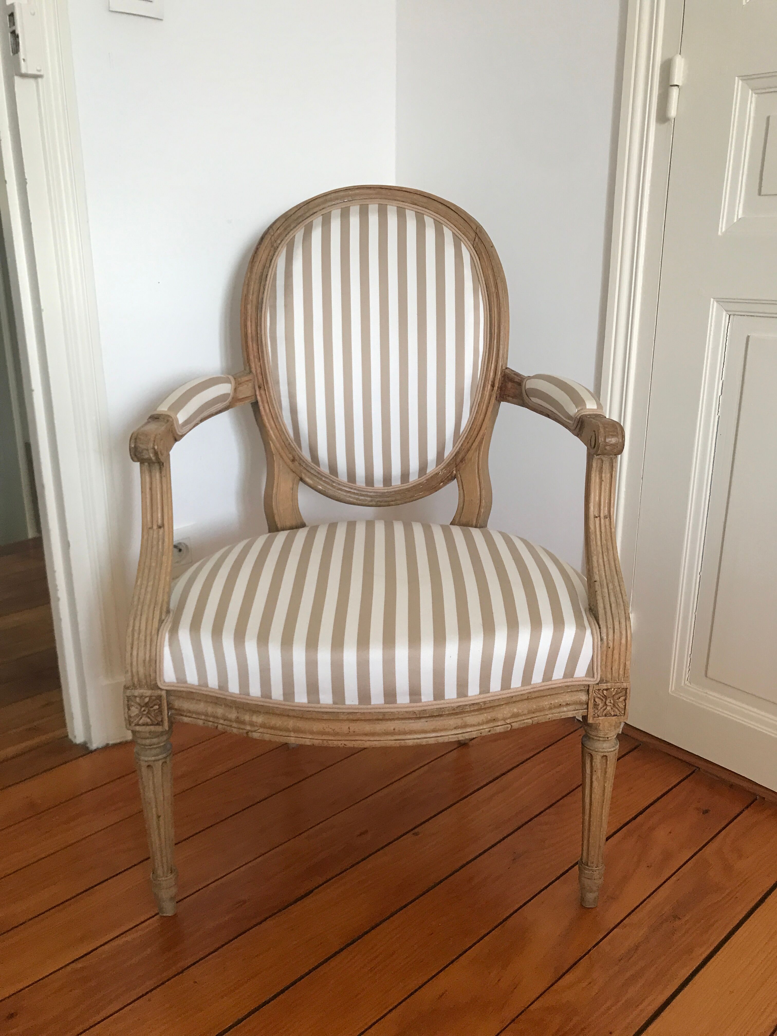 Paire de fauteuils à médaillon époque Louis XVI