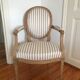 Paire de fauteuils à médaillon époque Louis XVI