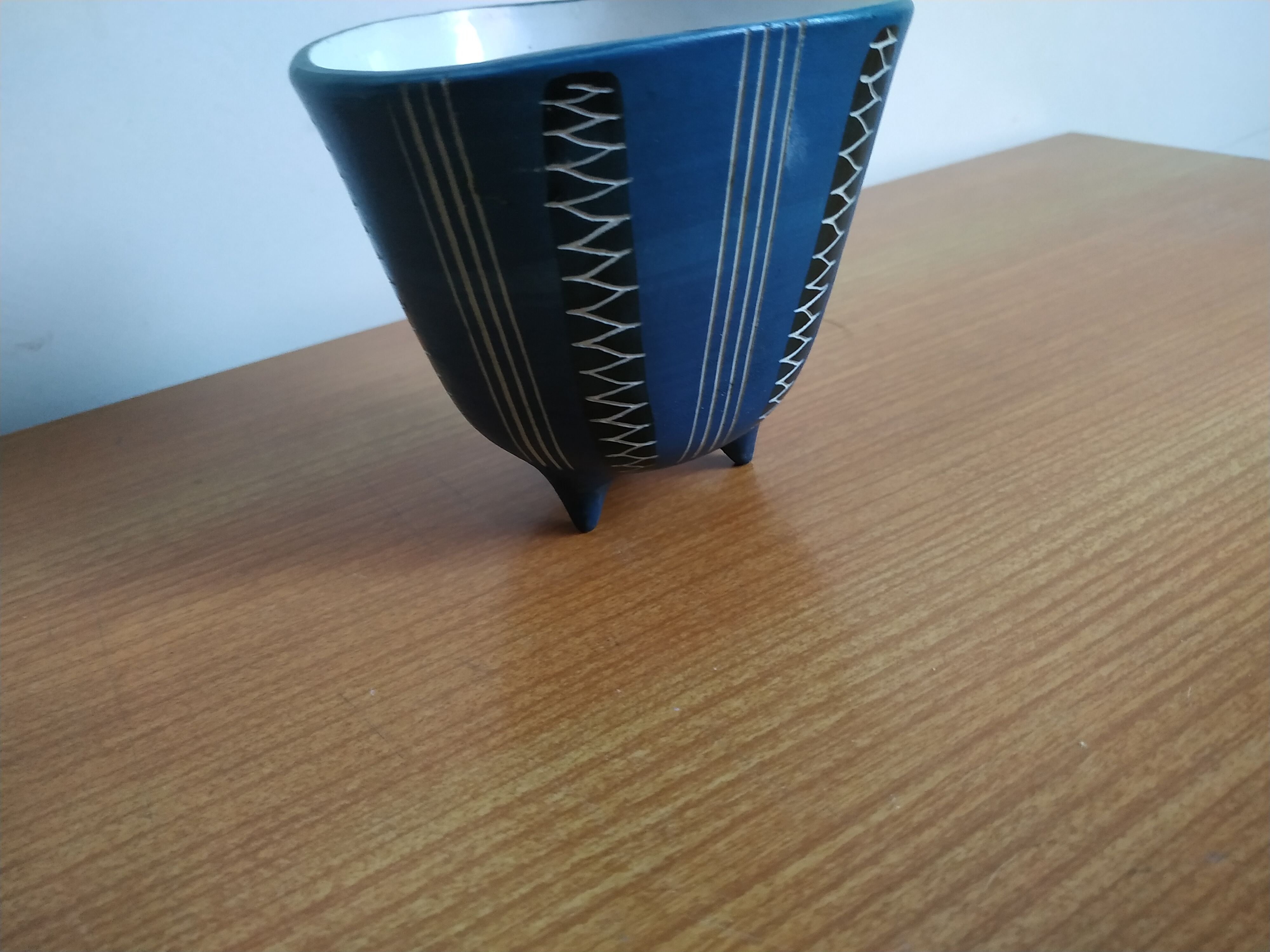 Small tripod cut in ceramic typical of the 50s