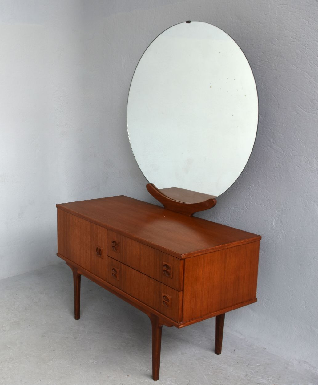 Scandinavian dressing table 60