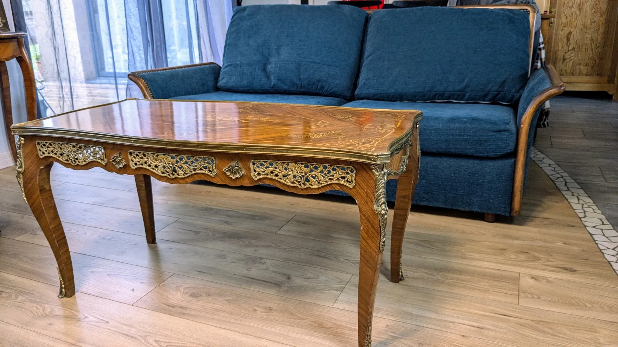 Louis XV style coffee table with floral marquetry and gilded bronze – 20th century