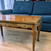 Louis XV style coffee table with floral marquetry and gilded bronze – 20th century