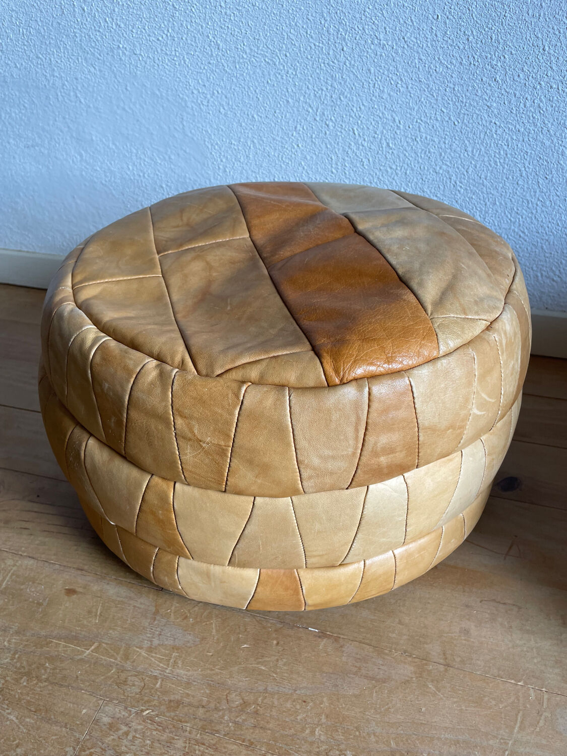 Set of 2 patchwork leather poufs brown camel De Sède