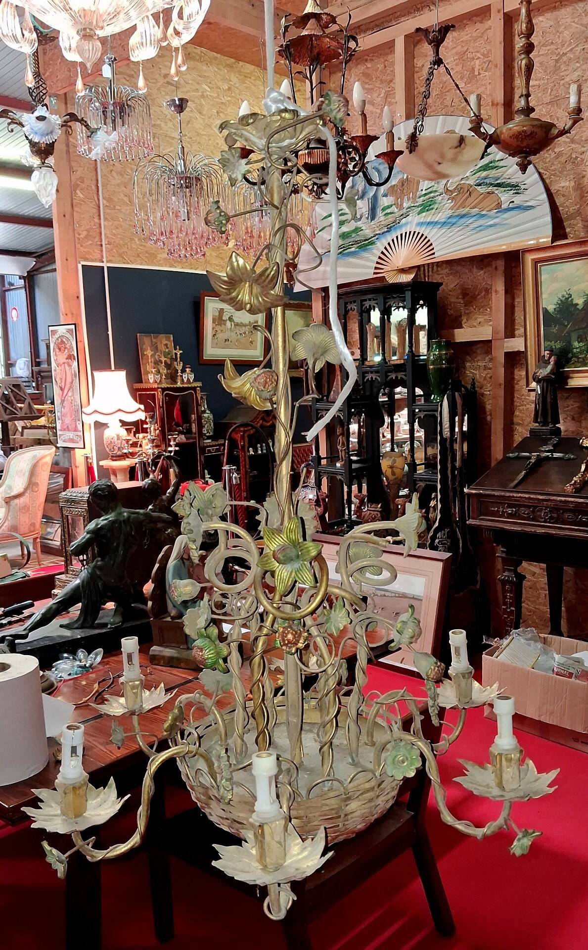 Large floral Art Nouveau chandelier in patinated bronze and metal.