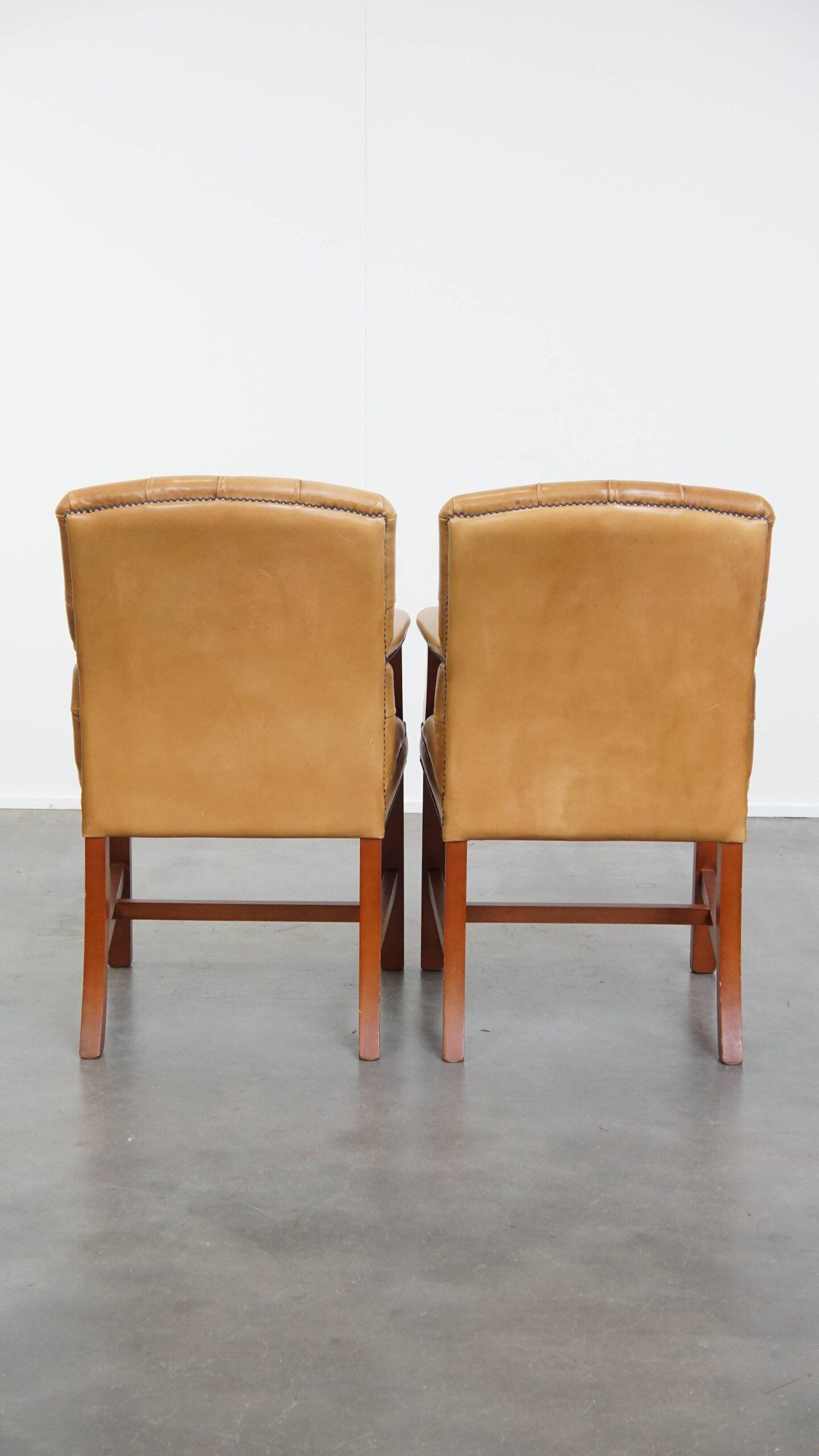 Set of 4 cowhide leather Chesterfield dining chairs in light cognac colour