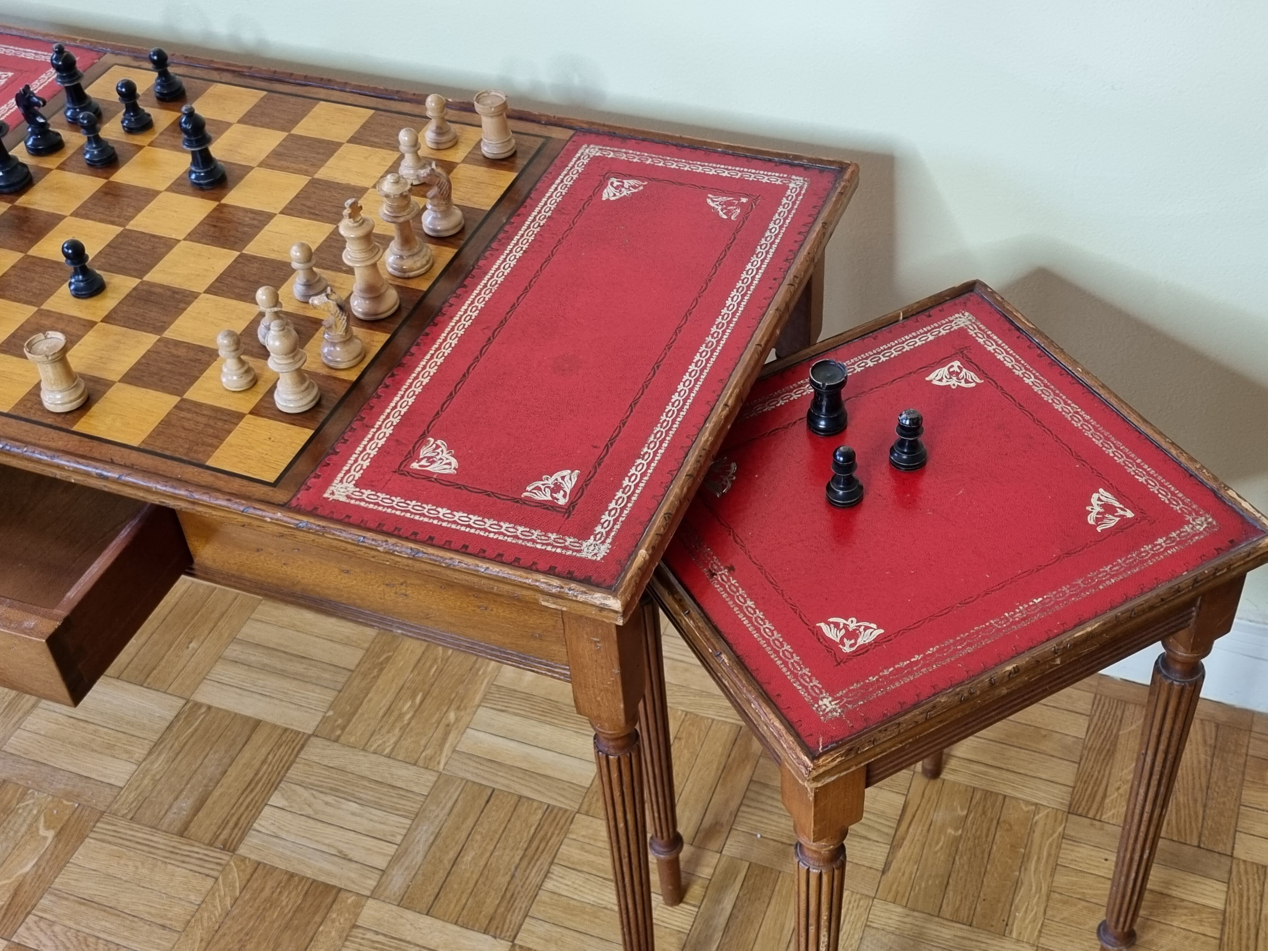 Louis Philippe style chess table and chess game with leather and wood tablets
