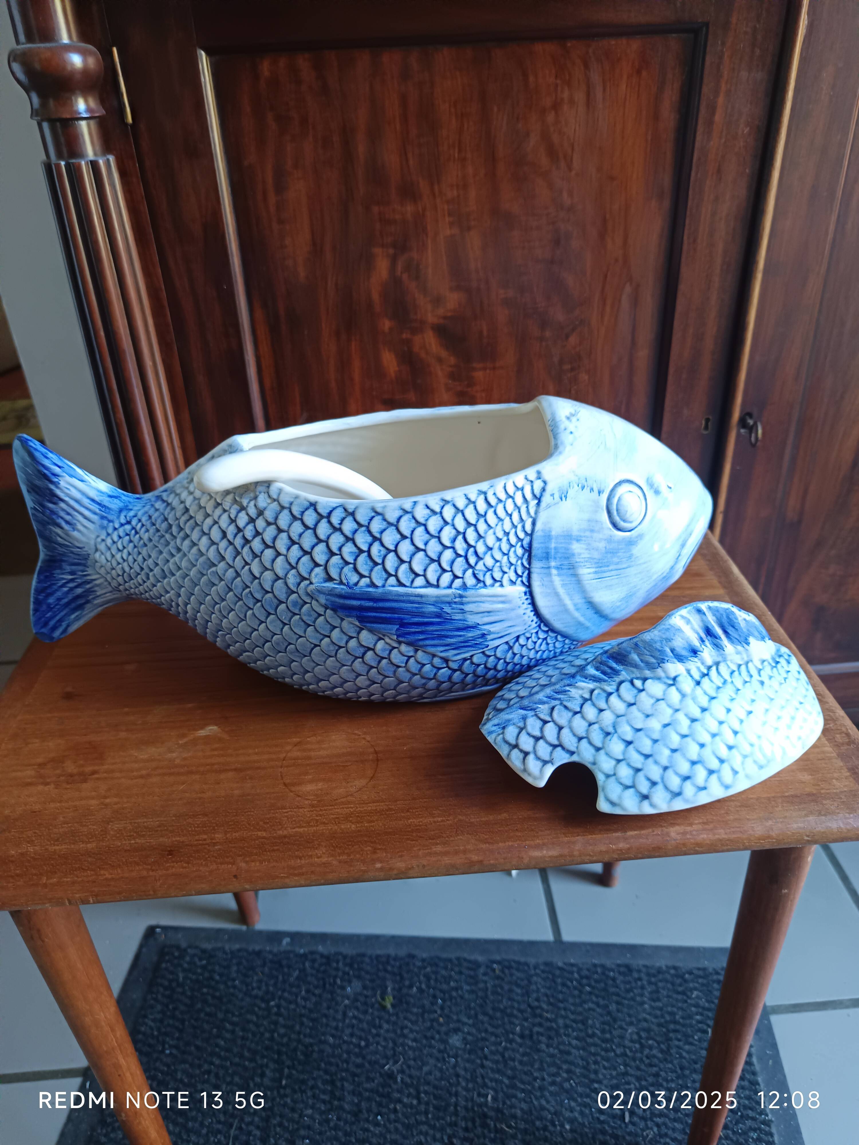 Fish-shaped slip tureen