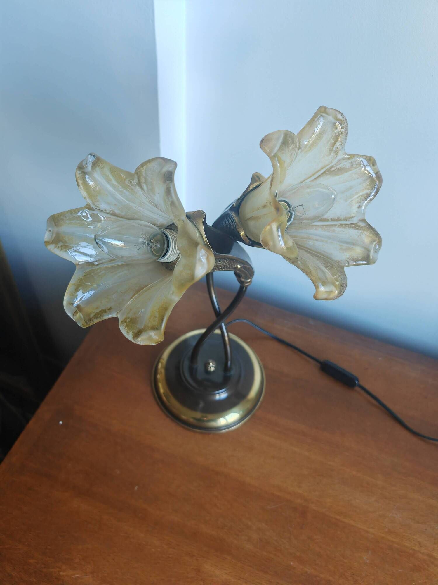 Double flower lamp Art Nouveau – Intertwined brass stems & art glass type
