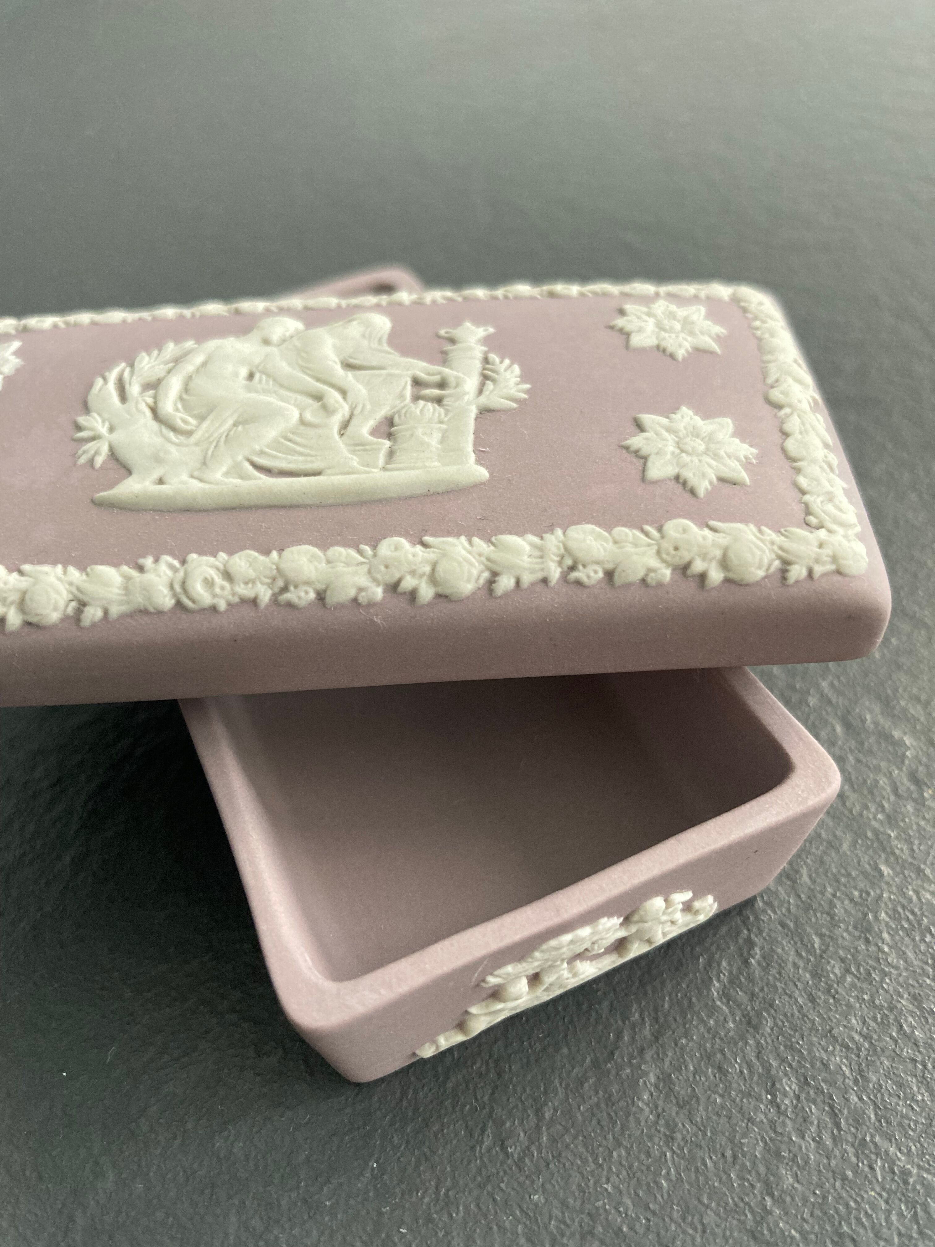 Pink "jasperwaer" biscuit box signed Wedgwood