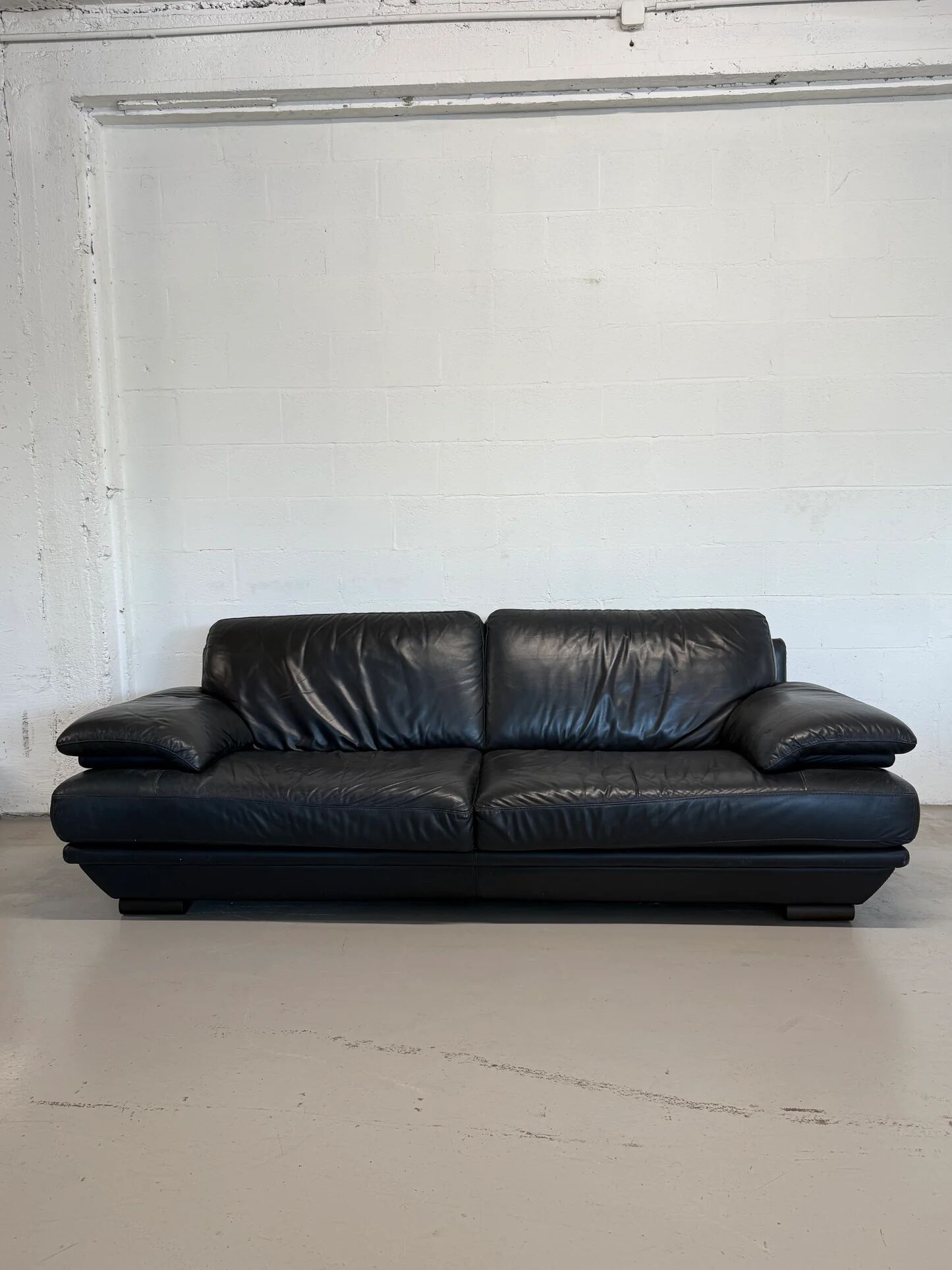3-seater navy blue leather sofa by Natuzzi